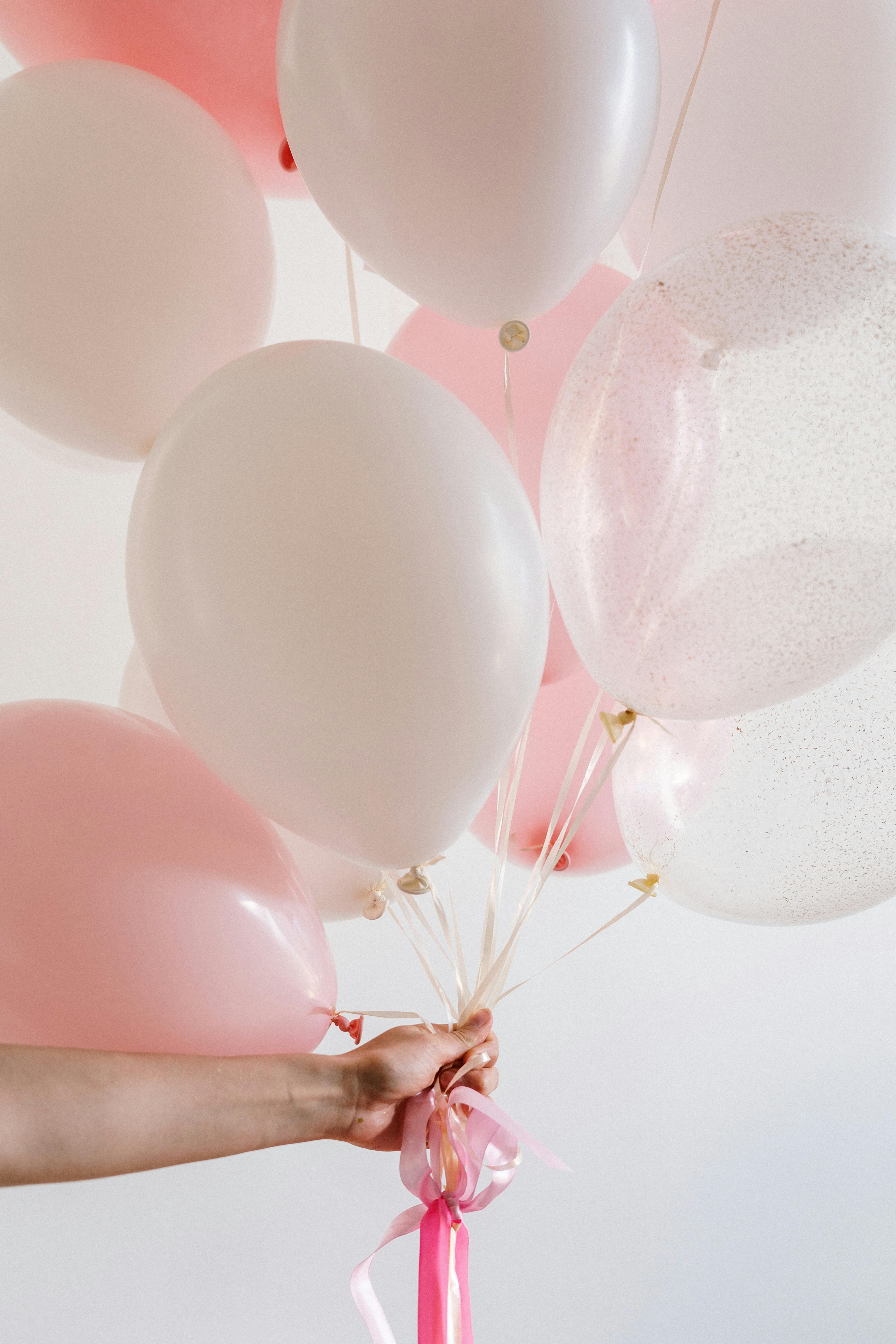 Hand mit Luftballons | Quelle: Pexels