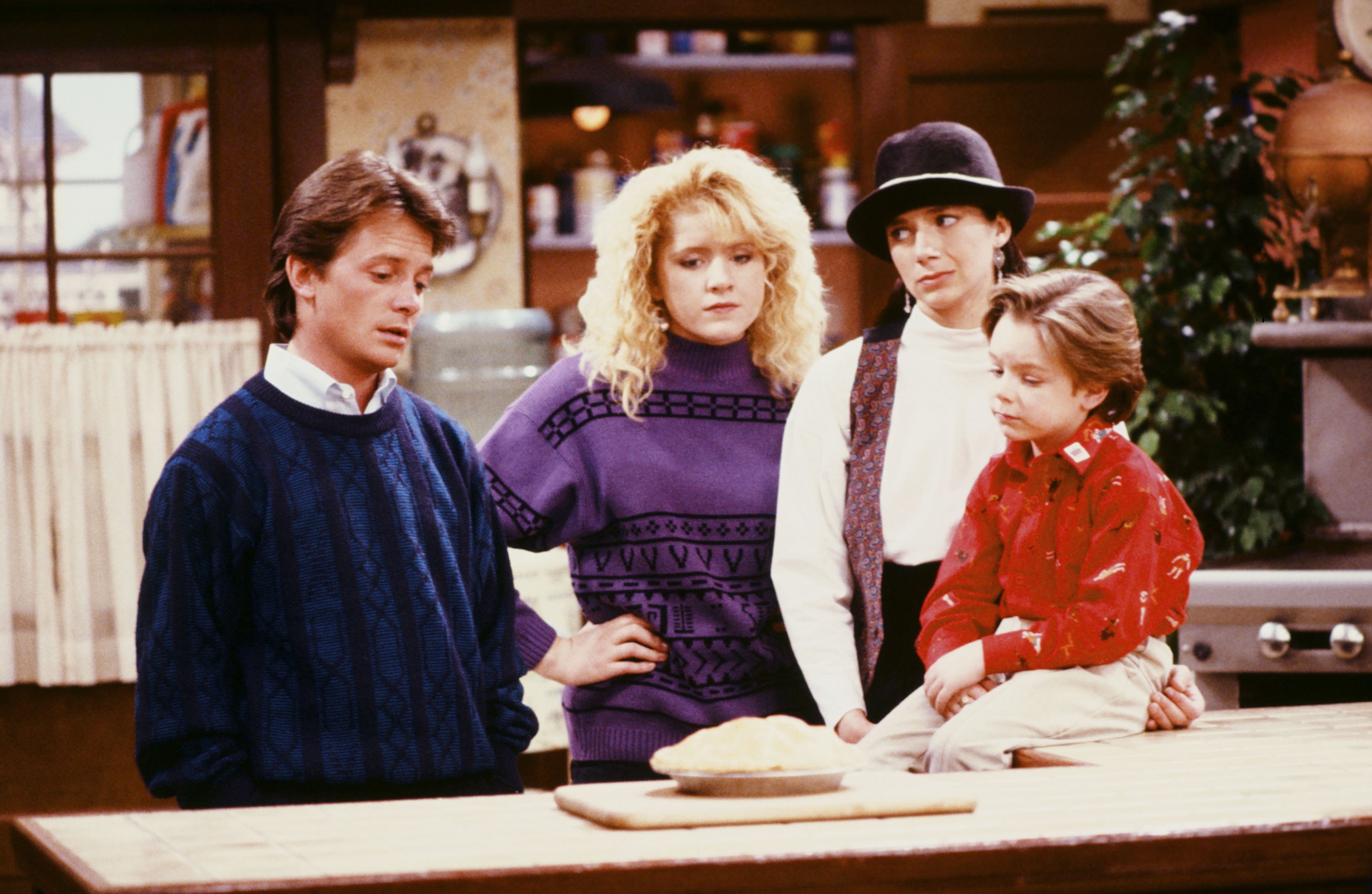 Von (L-R) Michael J. Fox, Tina Yothers, Justine Bateman und Brian Bonsall am Set von "Family Ties" | Quelle: Getty Images