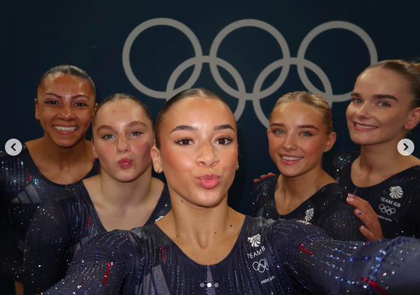 Ruby Evans posiert für ein Foto mit ihrem Great Britain (GB) Gymnastics Team, gepostet am 28. Juli 2024 | Quelle: Instagram/rubygrace89