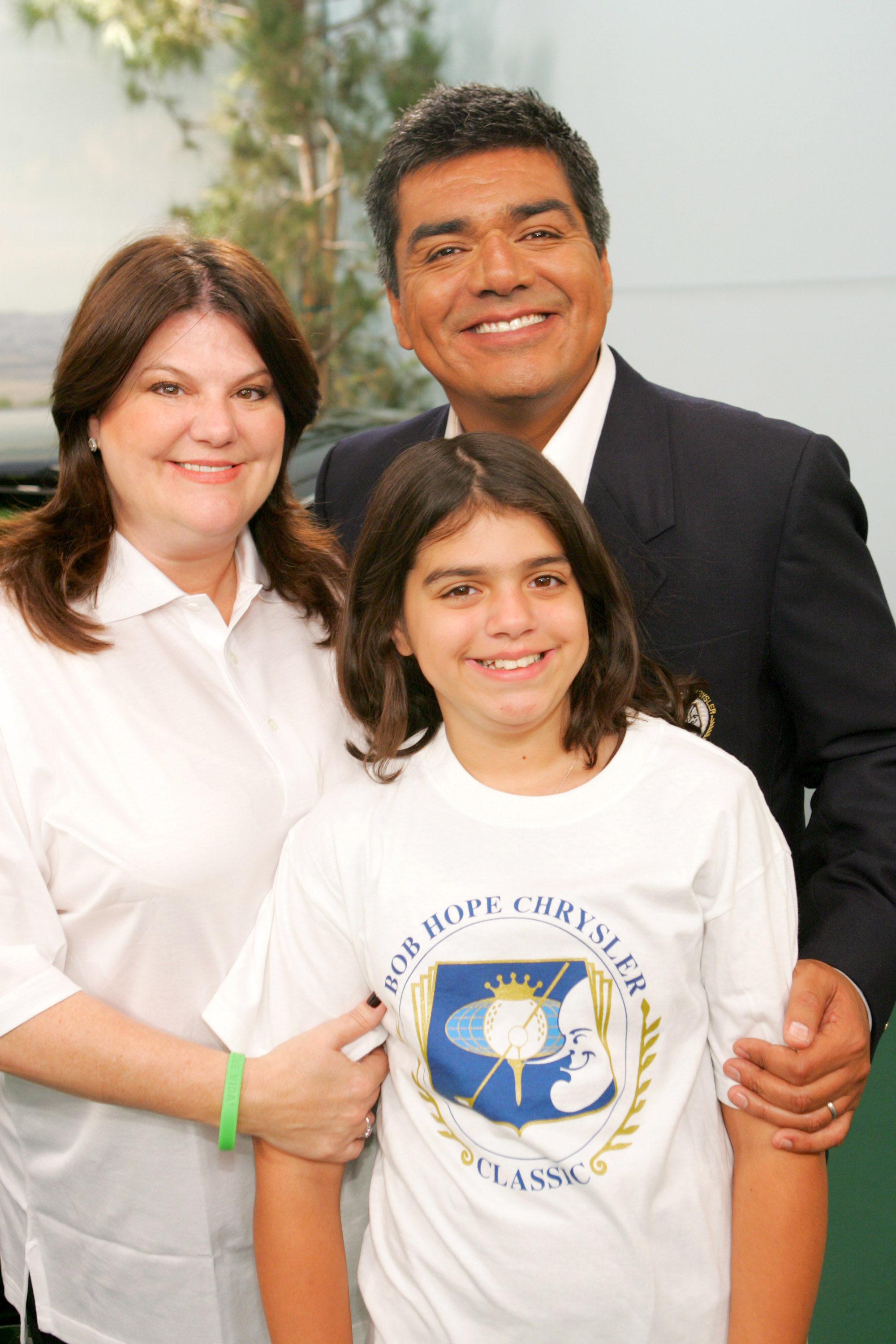Ann Serrano, Mayan Lopez und George Lopez am Set der "The George Lopez Show", 2006 | Quelle: Getty Images