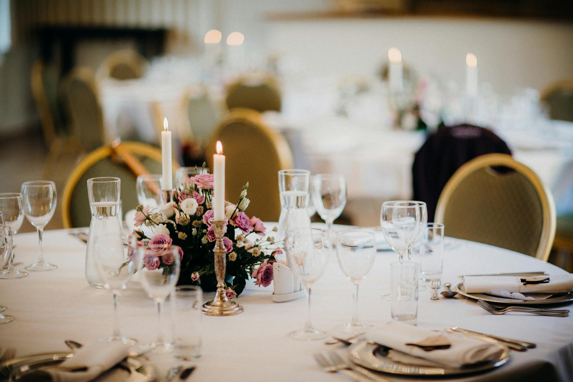 Tisch in einem Hochzeitssaal | Quelle: Pexels