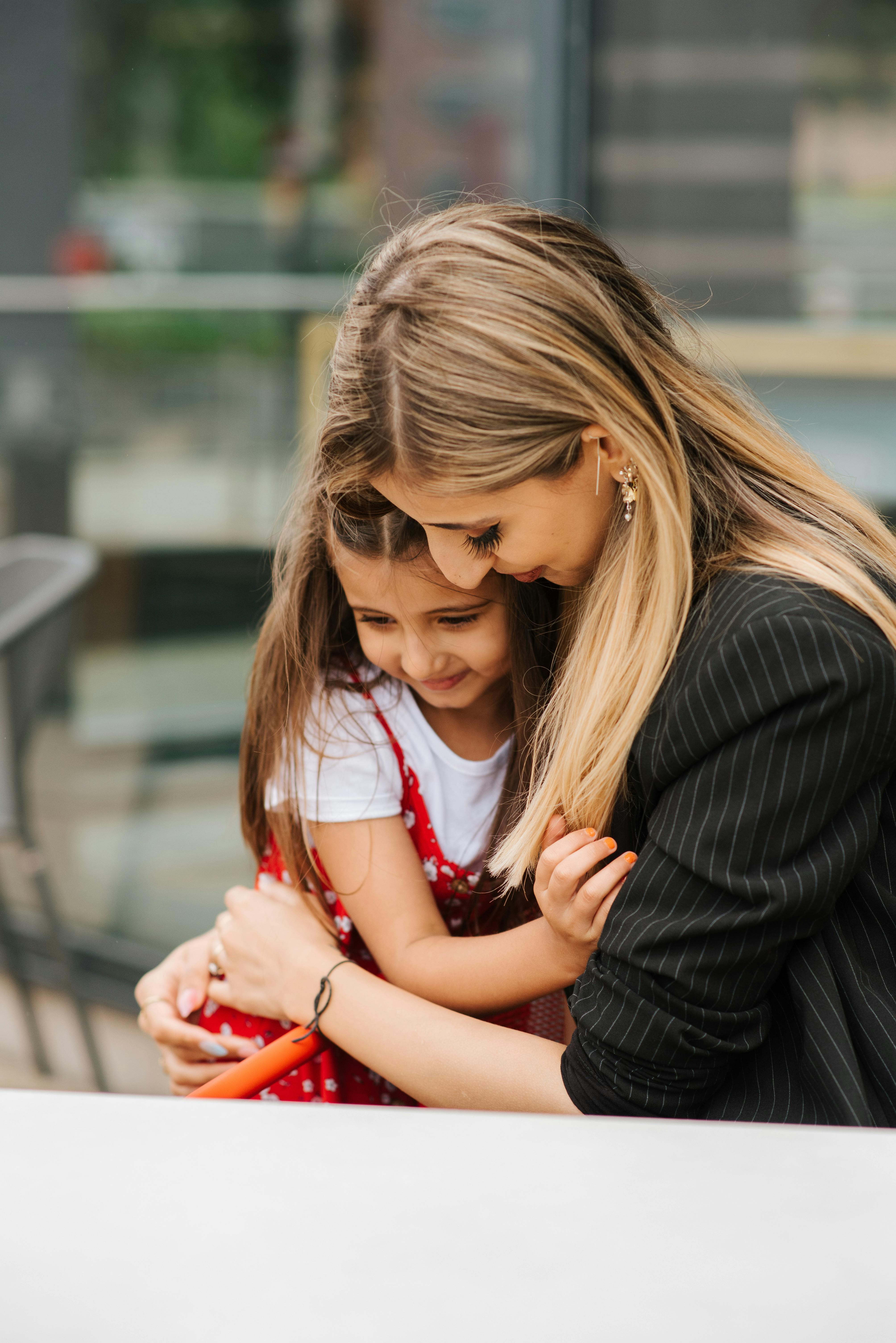 Ein kleines Mädchen und ihre Tante, die sich umarmen | Quelle: Pexels