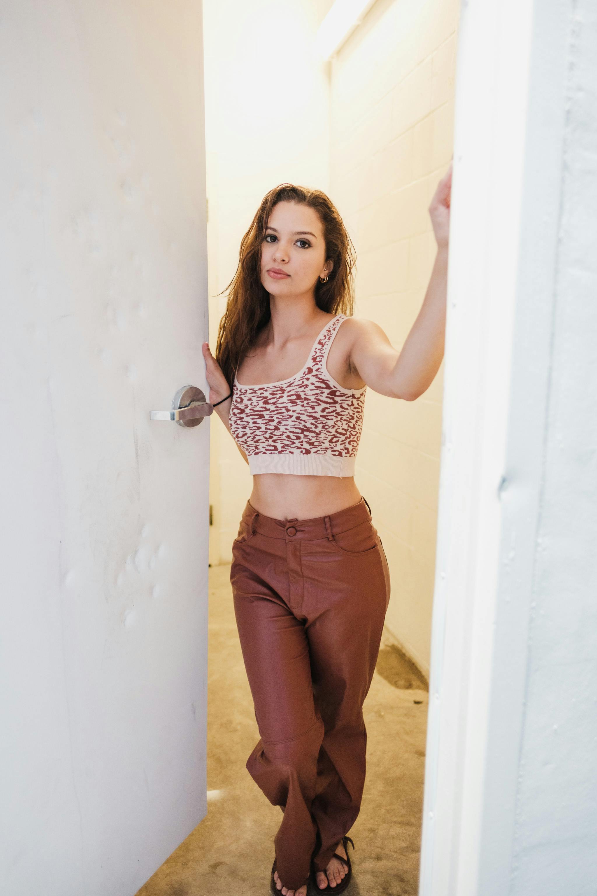 Eine Frau, die eine Tür öffnet | Quelle: Pexels