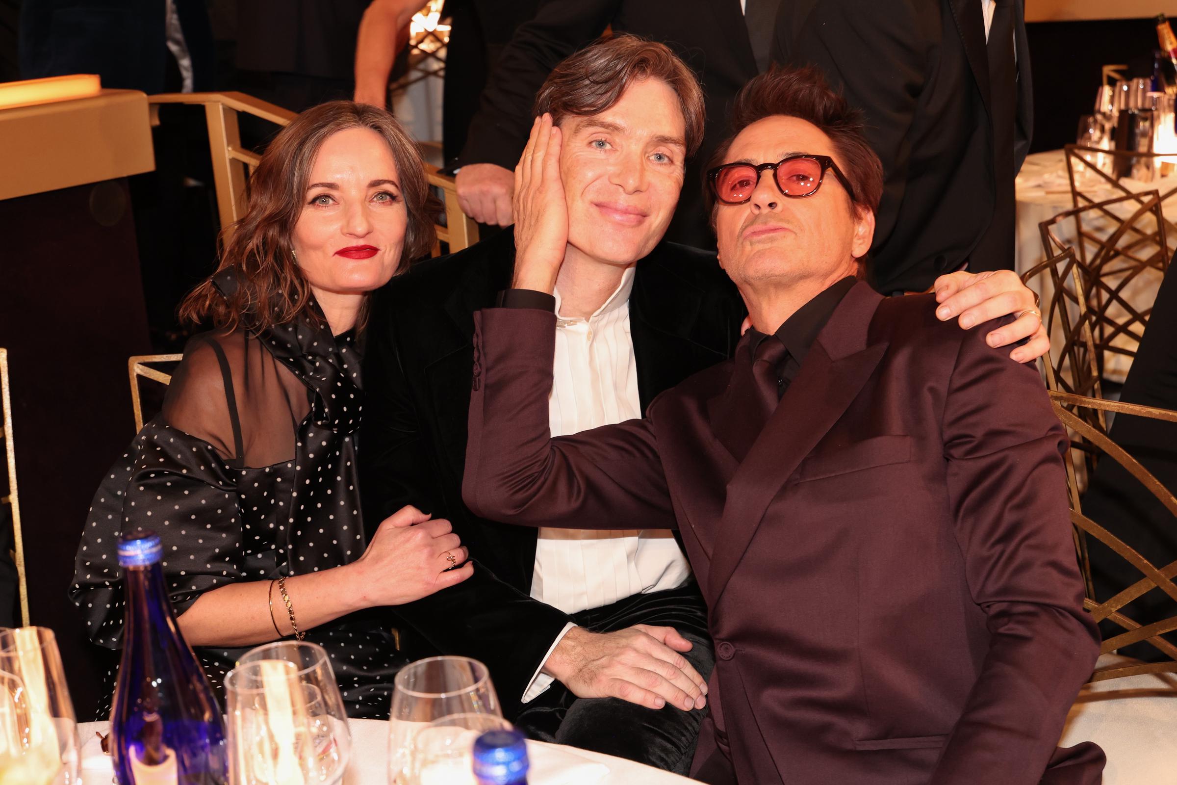 Yvonne McGuinness, Cillian Murphy und Robert Downey Jr. bei den 81. Golden Globe Awards im Beverly Hilton Hotel am 7. Januar 2024 in Beverly Hills, Kalifornien | Quelle: Getty Images