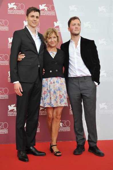Die deutschen Schauspieler Jan Dieter Schneider (L), Marita Breuer und Maximilian Scheidt posieren während des Fotocalls von "Die Andere Heimat" | Quelle: Getty Images