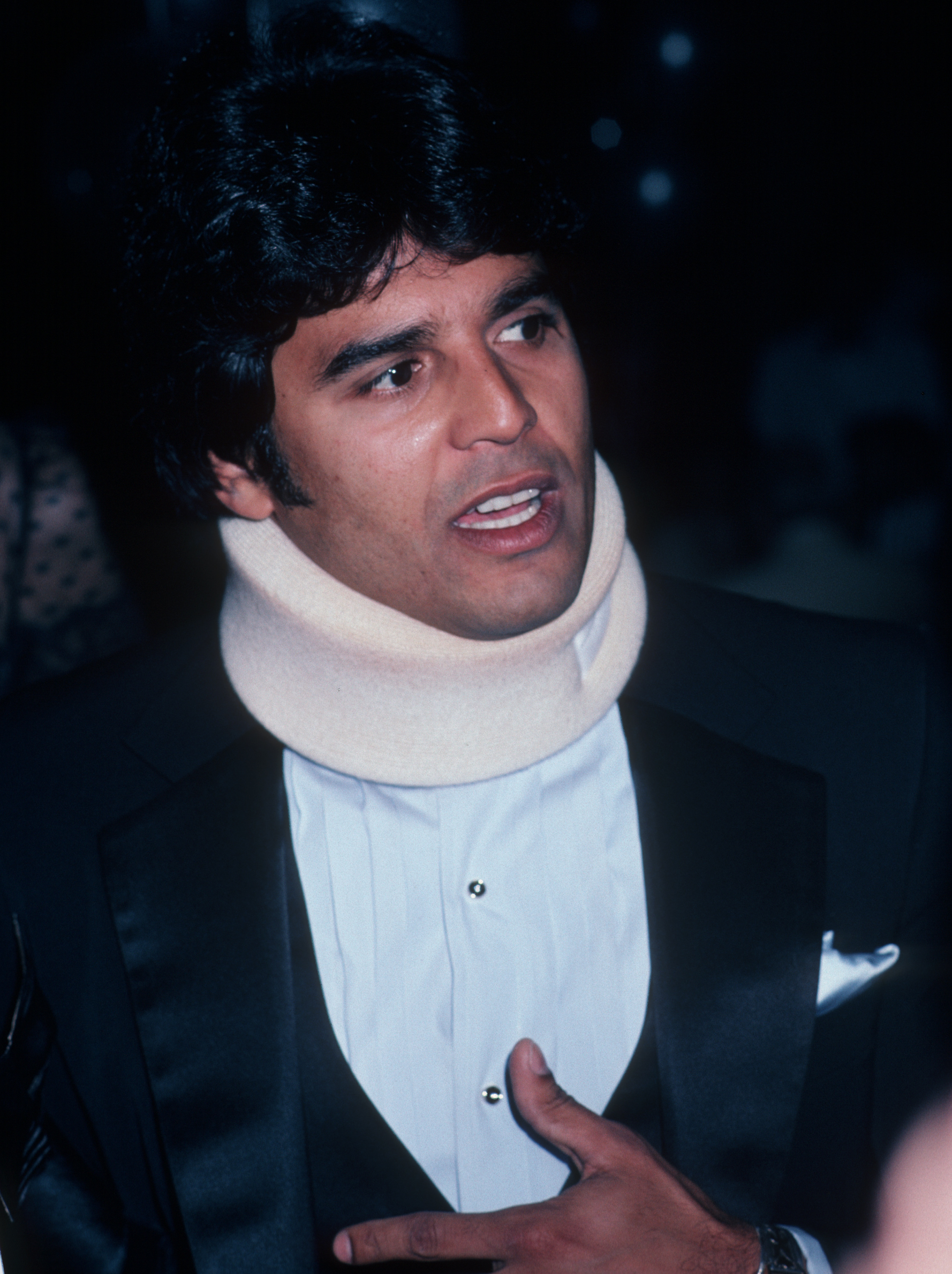 Der Schauspieler, der eine Halskrause trägt, besucht einen Ball am 27. März 1981 in New York City. | Quelle: Getty Images