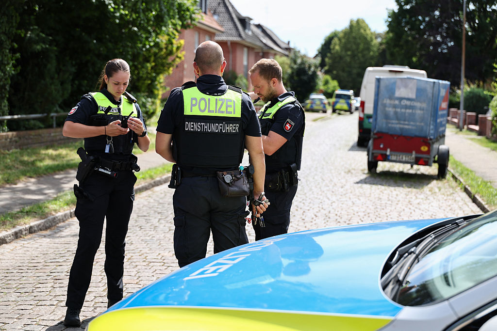 Polizeieinsätze in der Nähe des Tatorts, an dem am 29. Juni 2026 bei einer Schießerei in Stade, einer Stadt im Norden Deutschlands etwa 50 Kilometer westlich von Hamburg, fünf Menschen ums Leben kamen | Quelle: Getty Images