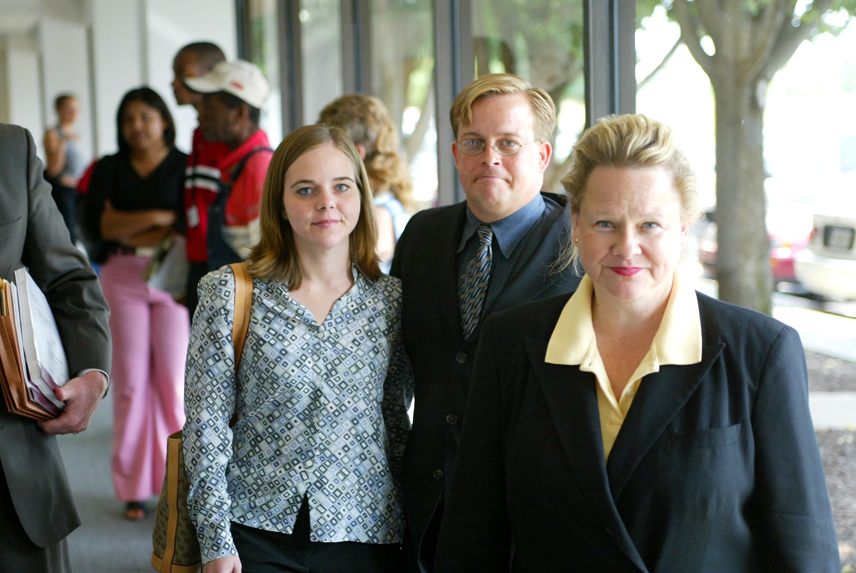 John Draper Witherspoon, der 30-jährige Bruder der Schauspielerin Reese Witherspoon, mit seiner Mutter (R) und seiner Verlobten Jenny Stevens (L) nach seinem Auftritt vor Gericht wegen sexueller Nötigung und schweren Einbruchs am 17. Juli 2003 in Nashville, Tennessee. | Quelle: Getty Images