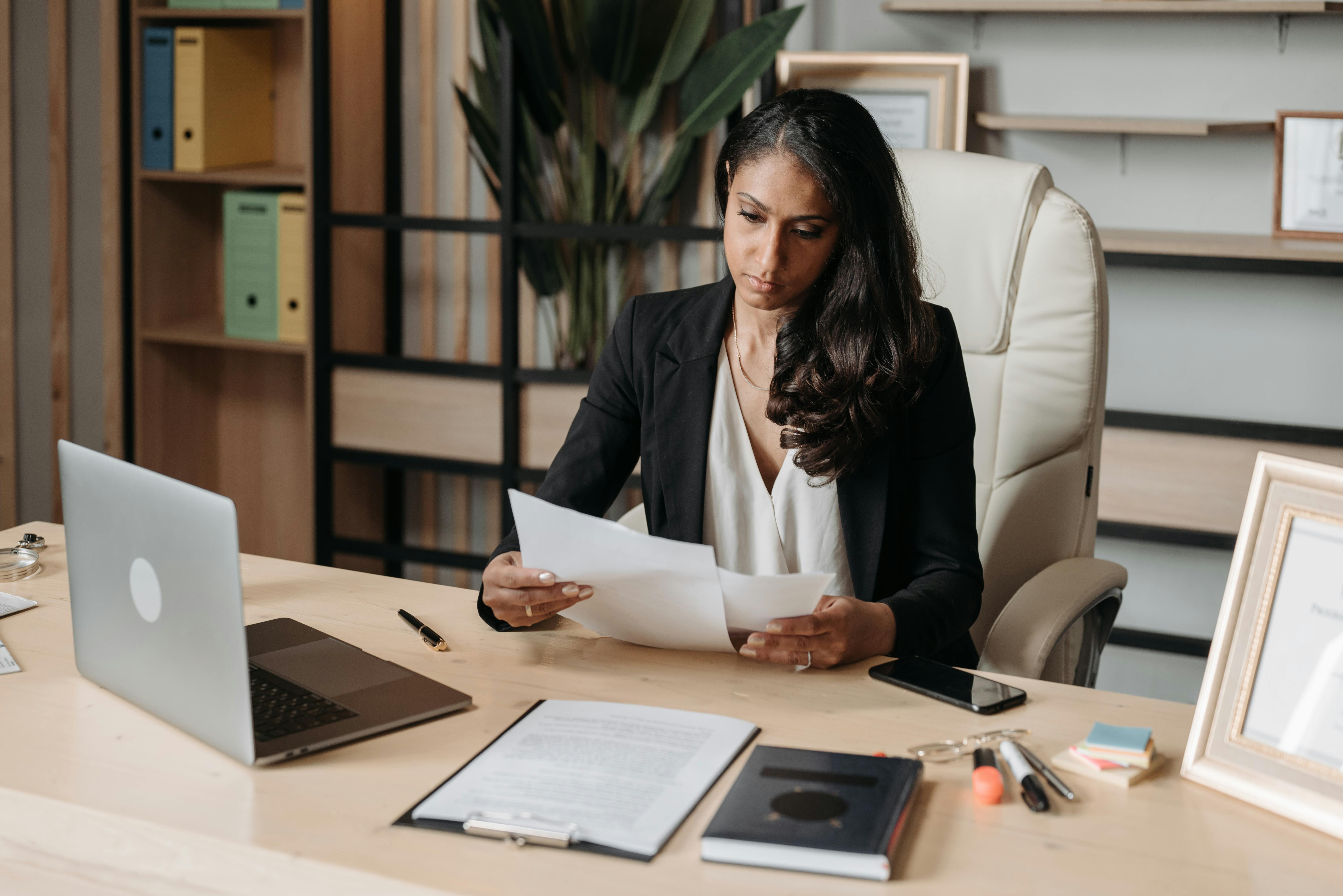 Eine Frau arbeitet an ihrem Schreibtisch im Büro | Quelle: Pexels