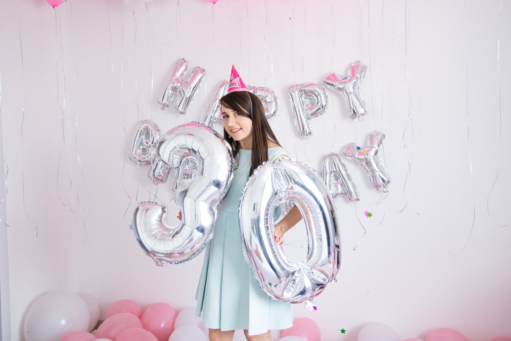 Frau feiert ihren 30. Geburtstag. I Quelle: Shutterstock