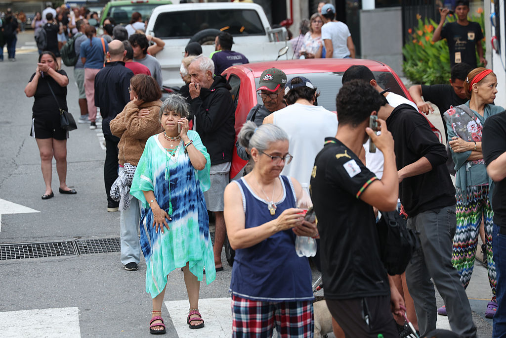 Evakuierte Menschen gehen in der Nähe der Francisco-de-Miranda-Allee spazieren, nachdem am 24. Juni 2026 in Caracas, Venezuela, ein Erdbeben der Stärke 7,2 Venezuela und andere Regionen in der Karibik erschüttert hatte. | Quelle: Getty Images