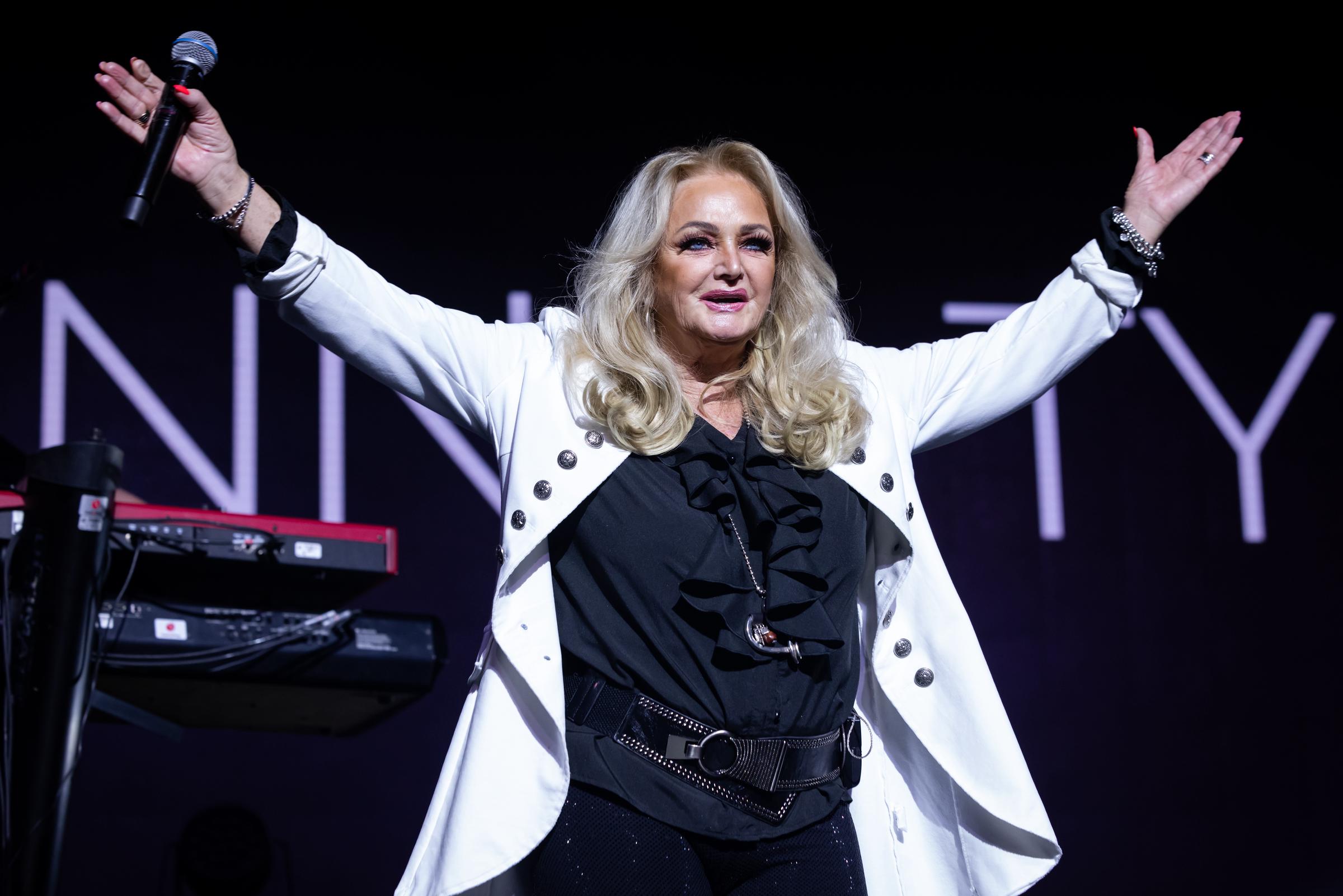 Obwohl sie Schuldgefühle hatte, bereute der Fan die angebliche Affäre nicht. Bei dieser Veranstaltung trat Bonnie Tyler am 28. September 2024 im Gran Teatro CaixaBank Príncipe Pío in Madrid, Spanien, auf. | Quelle: Getty Images
