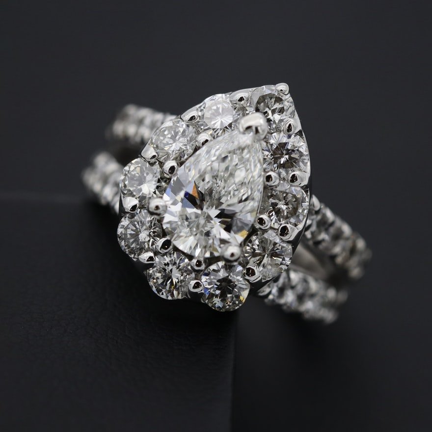 Tom schenkte Rachel einen Ring mit einem riesigen Diamanten, der Millionen wert ist | Quelle: Unsplash