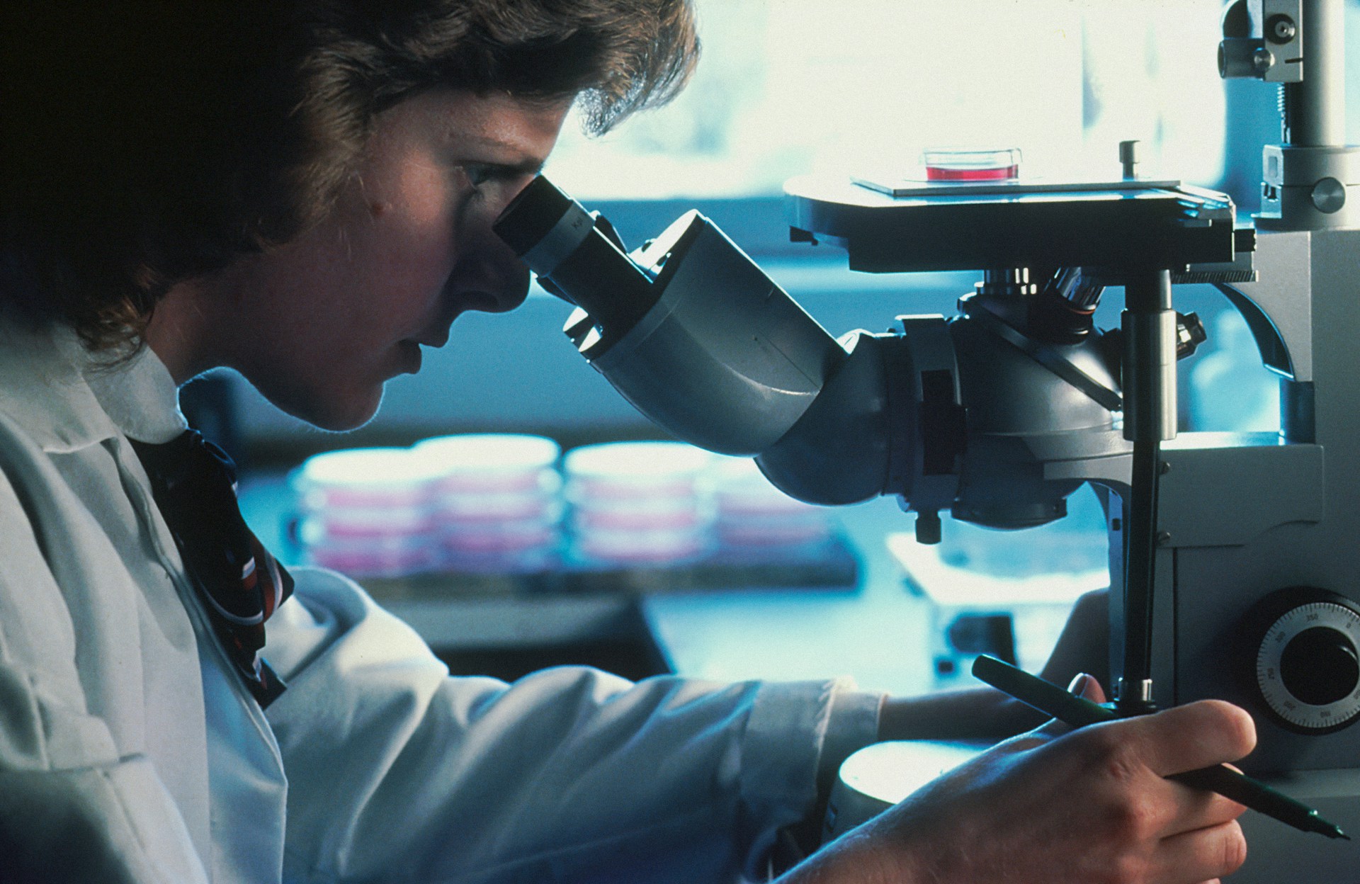Eine Wissenschaftlerin bei der Forschung in einem Labor | Quelle: Unsplash