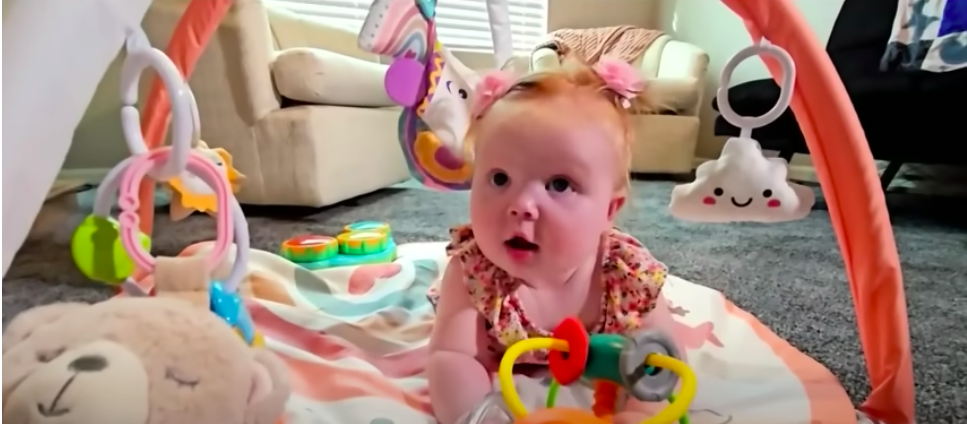 Baby Zoey, das in der Babyklappe in Florida gefunden wurde. | Quelle: Youtube.com/CBS Miami