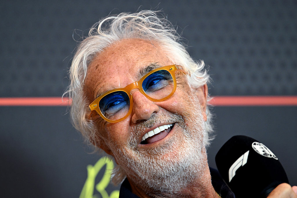 Flavio Briatore, Executive Advisor von Alpine F1, bei der Pressekonferenz der Teamchefs während des Trainings vor dem Formel-1-Grand-Prix von Spanien auf dem Circuit de Barcelona-Catalunya am 30. Mai 2025 in Barcelona, Spanien. | Quelle: Getty Images
