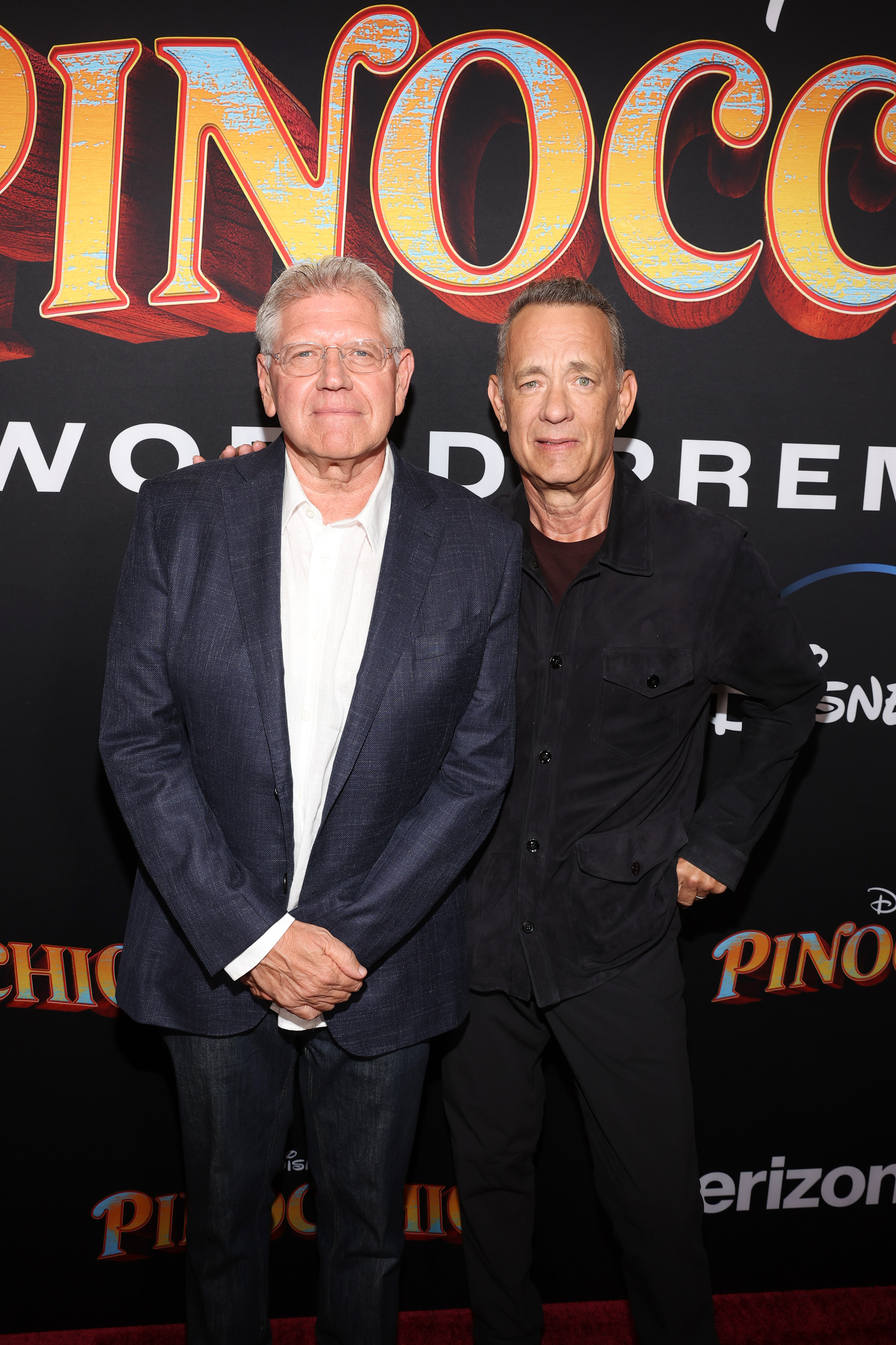 Robert Zemeckis und Tom Hanks bei der Weltpremiere von "Pinocchio" in Burbank, Kalifornien, am 7. September 2022. | Quelle: Getty Images