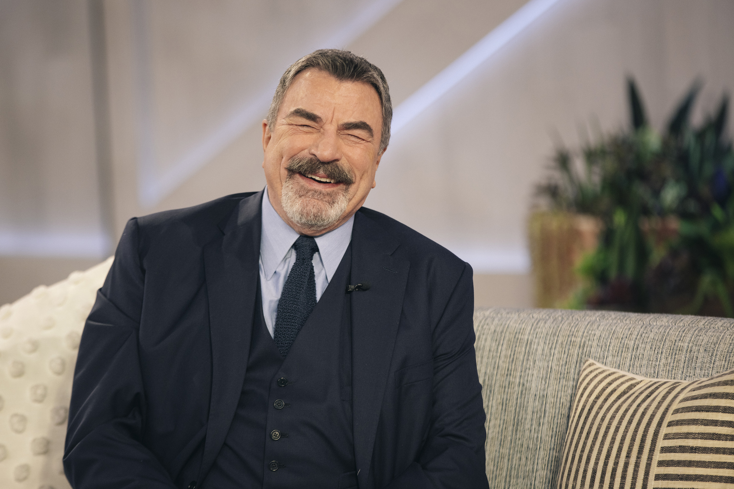 Tom Selleck in einer Folge der "The Kelly Clarkson Show" am 14. April 2022. | Quelle: Getty Images