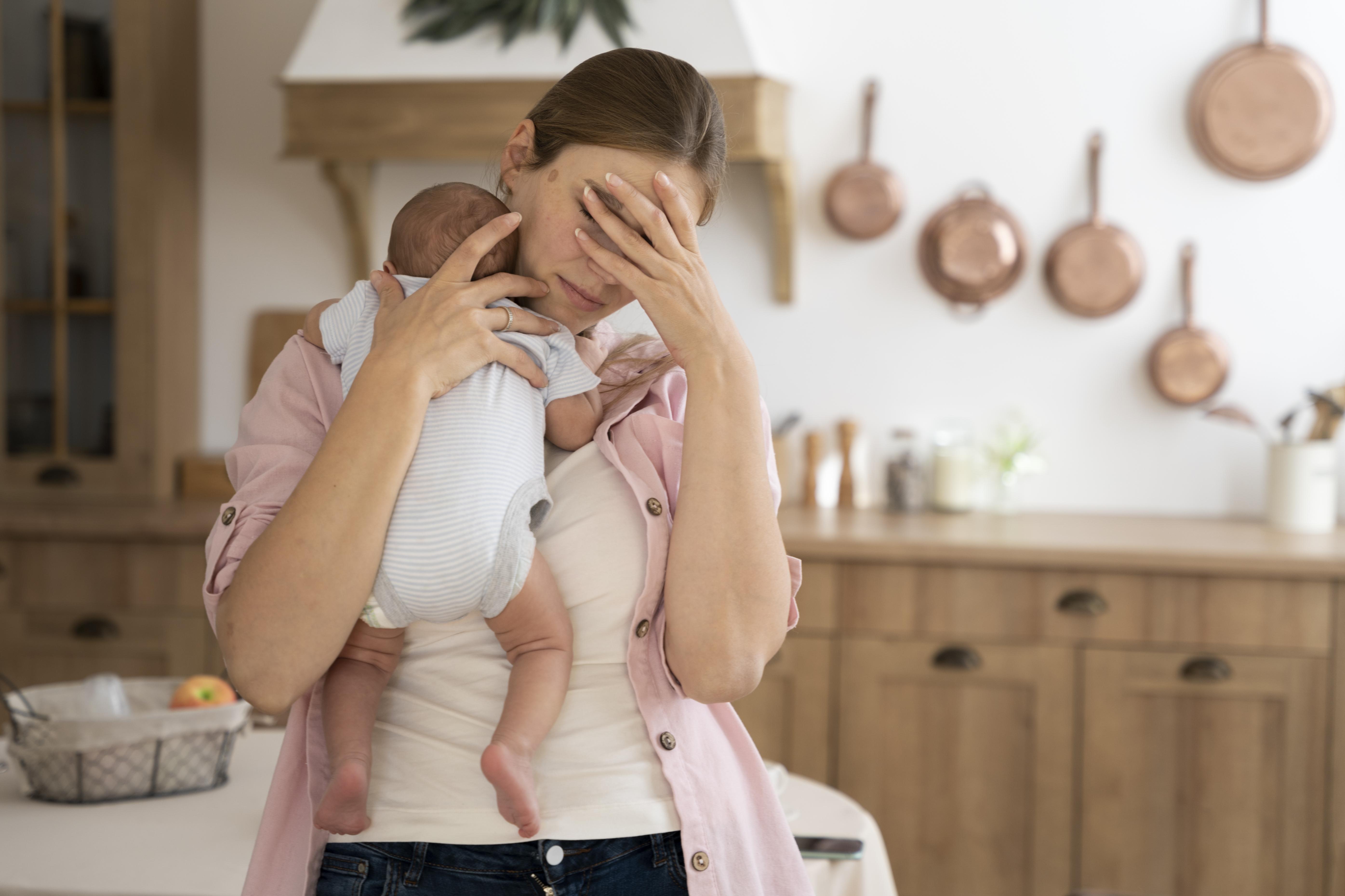 Eine besorgte Frau mit einem Baby | Quelle: Freepik