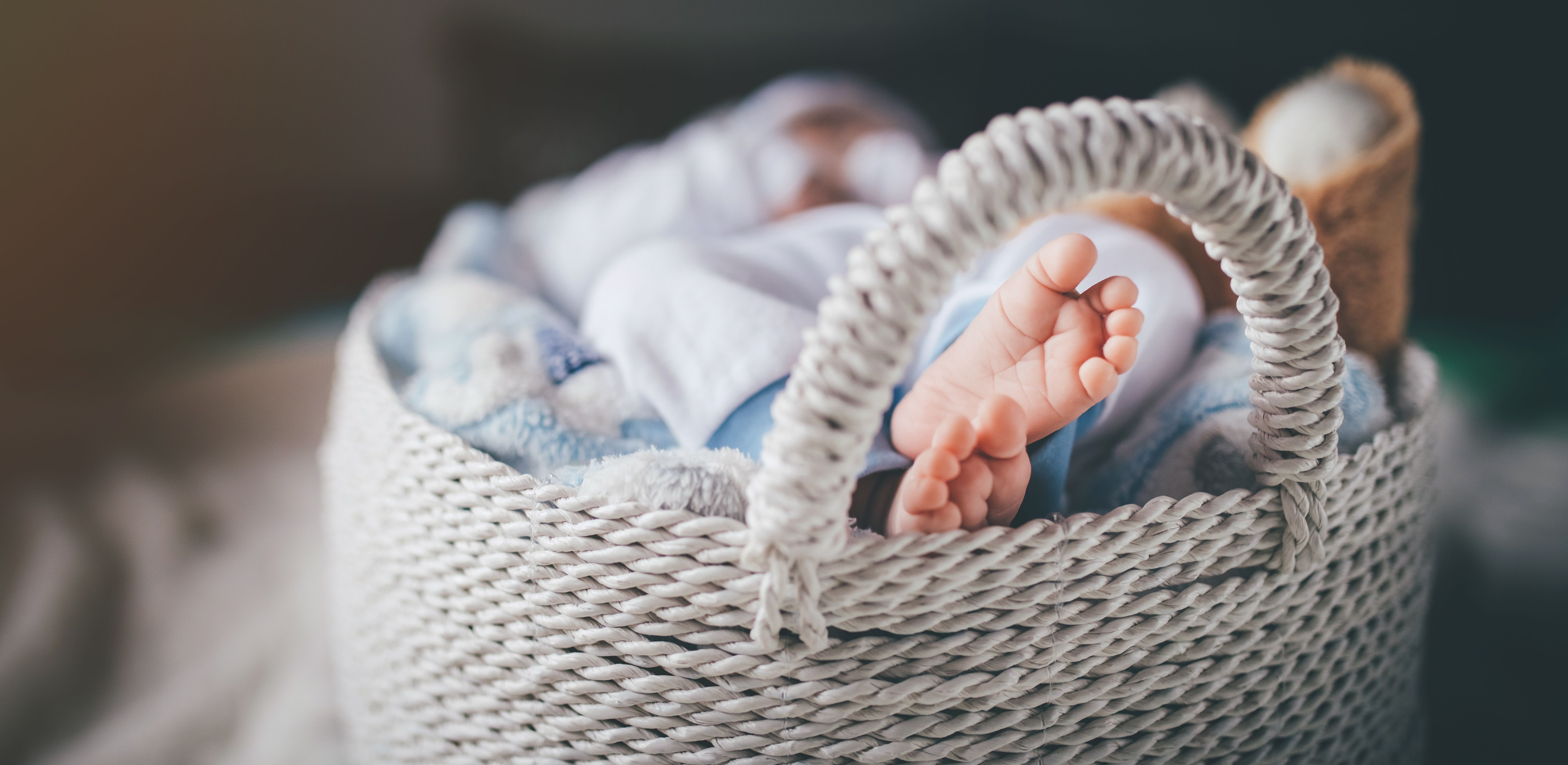 Die Füße eines neugeborenen Babys in einem Korb | Quelle: Getty Images