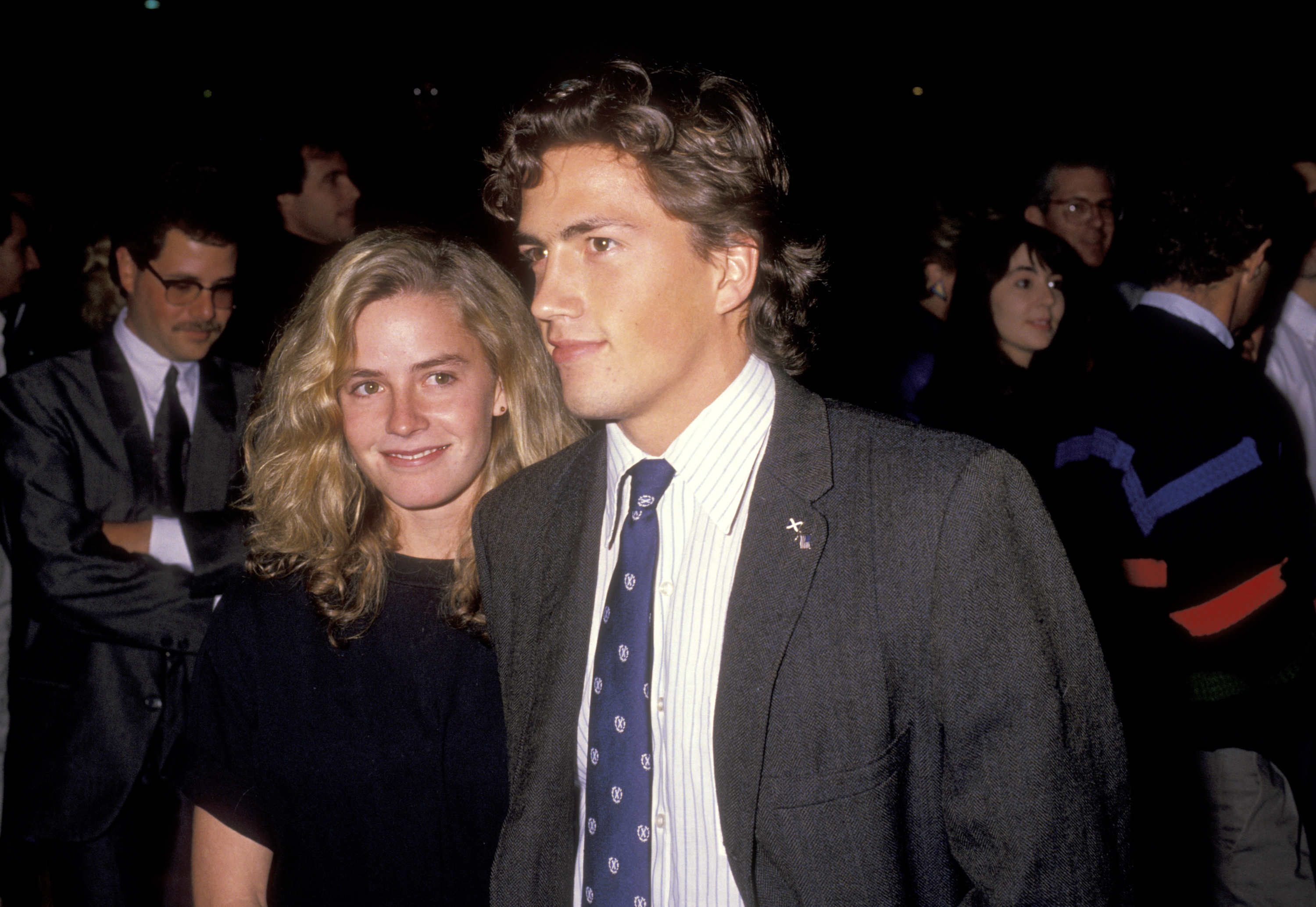 Der Schauspieler wurde am 20. November 1989 mit seiner Schwester fotografiert | Quelle: Getty Images