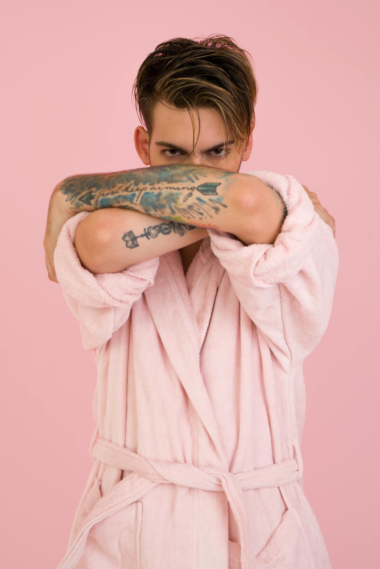 Ein Mann trägt einen rosa Bademantel | Quelle: Pexels