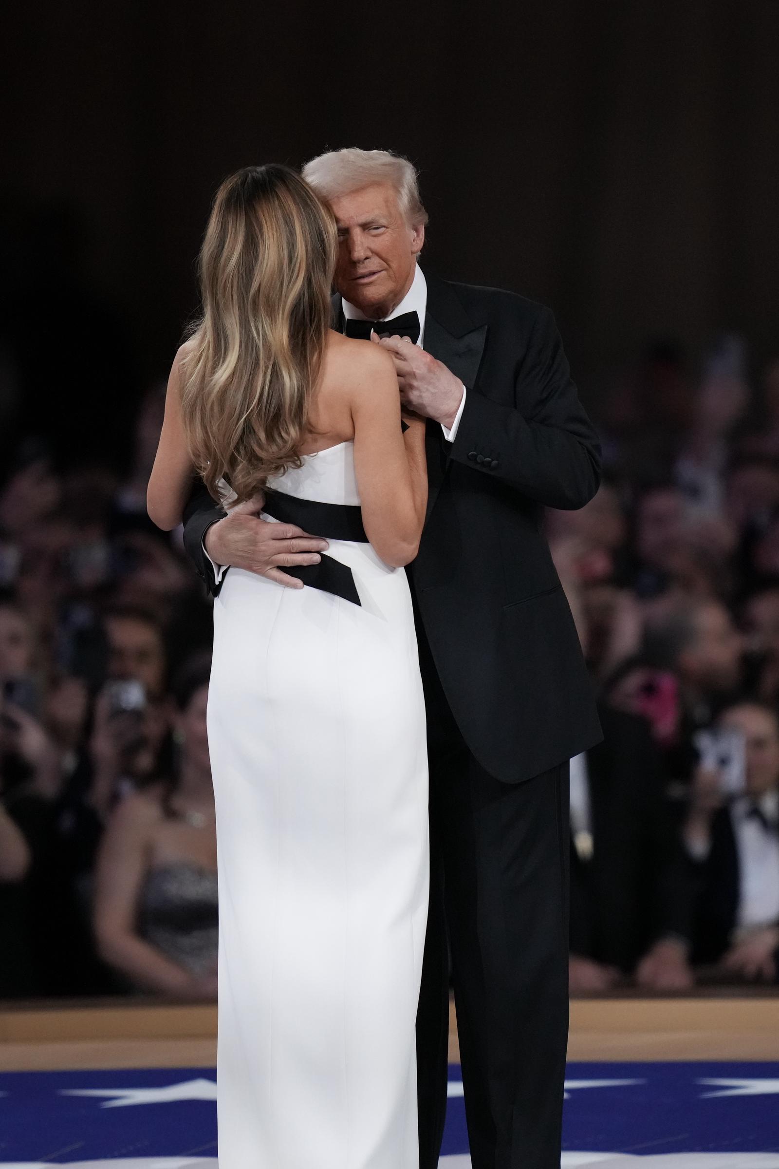 Präsident Donald Trump tanzt mit Ehefrau Melania auf dem Commander-in-Chief-Ball am 20. Januar 2025 in Washington, DC. | Quelle: Getty Images