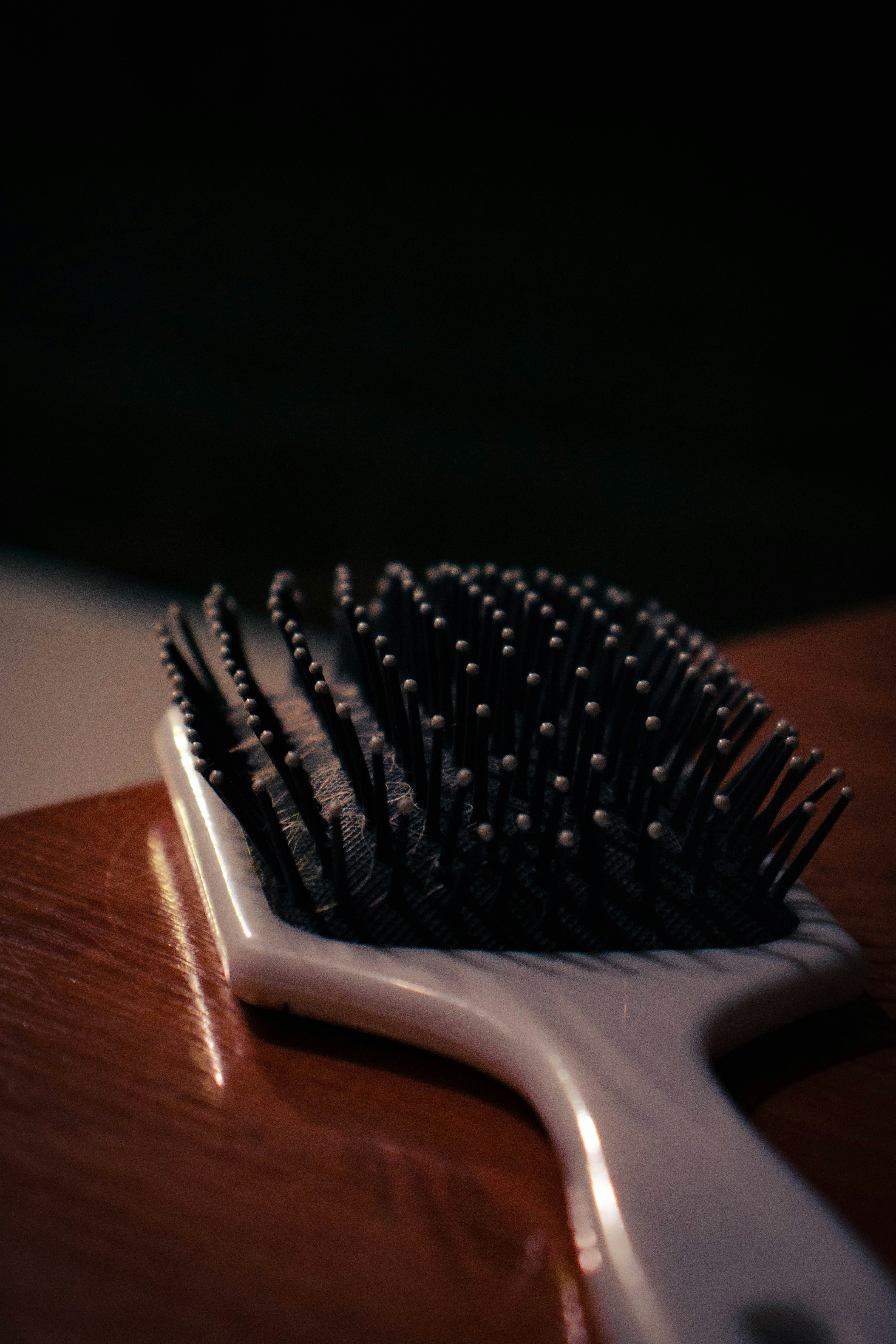 Eine Haarbürste auf einem Waschbecken | Quelle: Unsplash