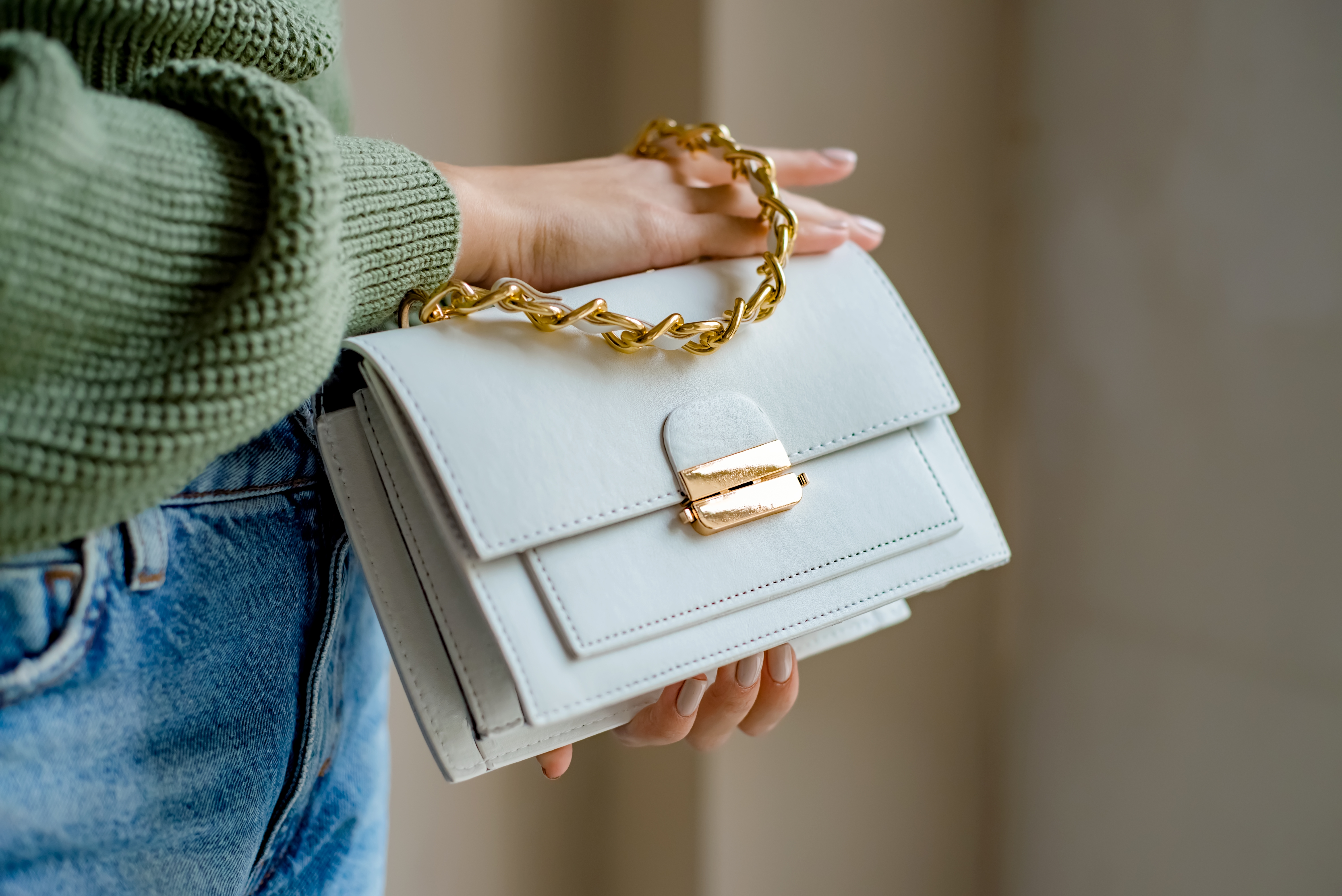 Eine Frau mit einer weißen Handtasche | Quelle: Shutterstock