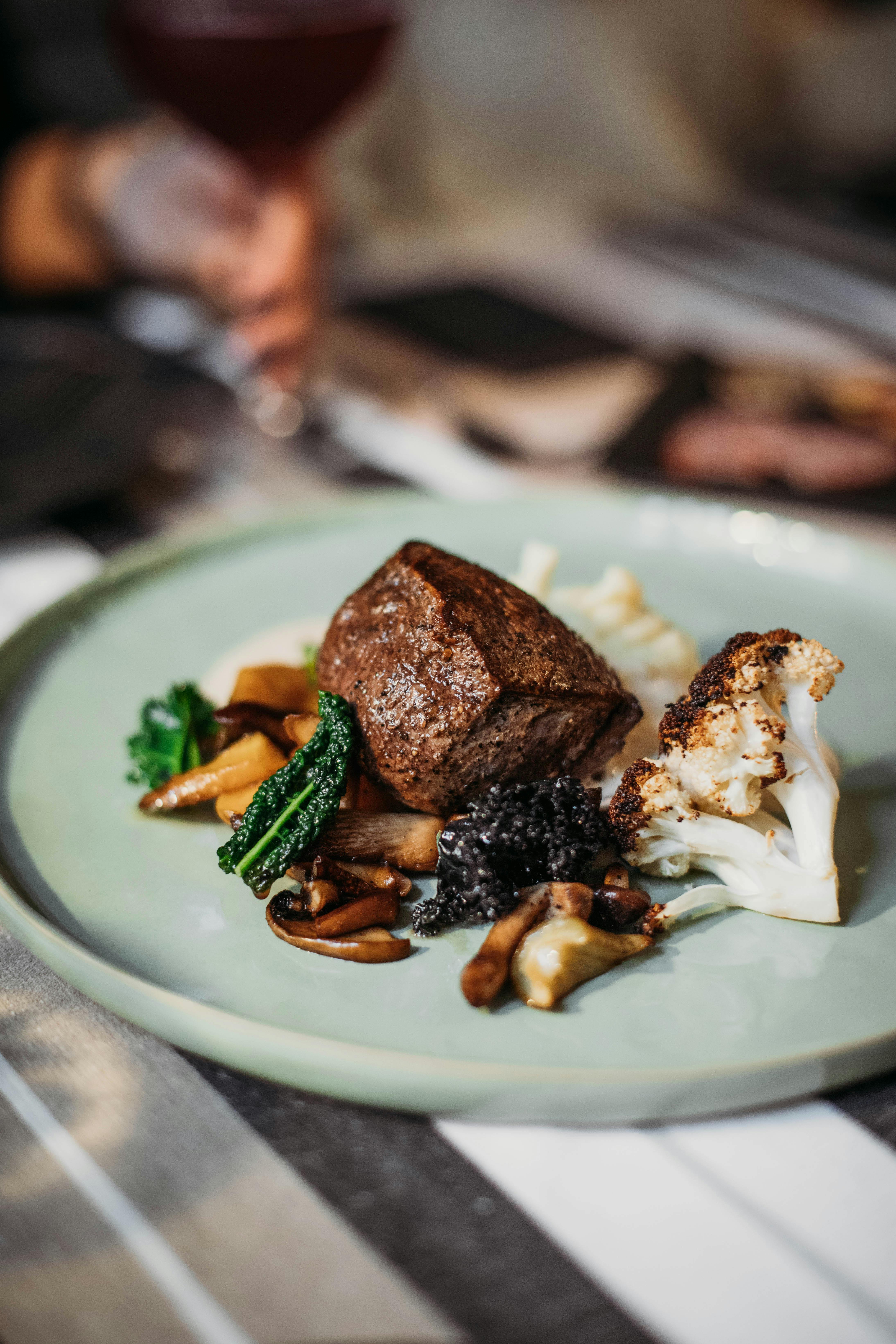 Steak serviert mit Blumenkohl | Quelle: Pexels