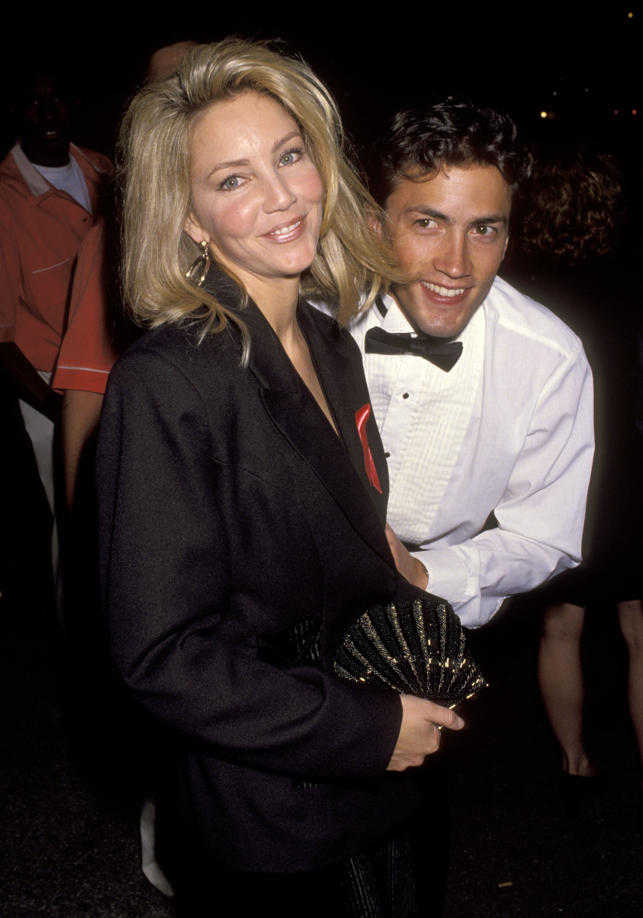 Der Schauspieler posiert mit Heather Locklear bei den 19th Annual People's Choice Awards am 9. März 1993 | Quelle: Getty Images