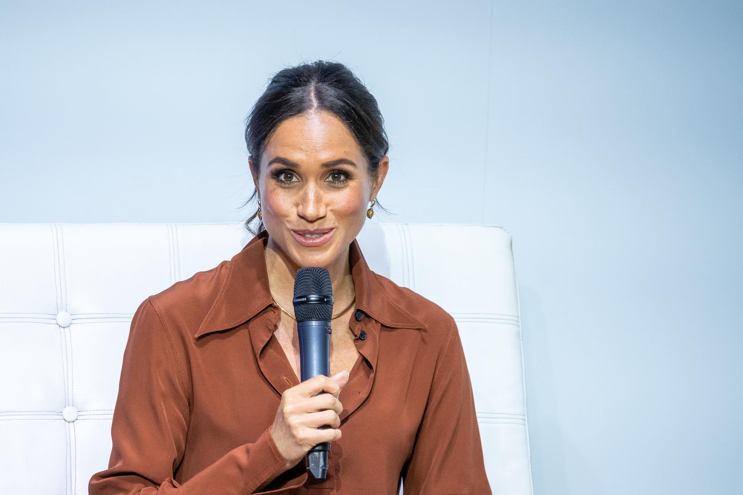 Meghan Markle spricht auf der Bühne der EAN-Universität in Bogota, Kolumbien, am 15. August 2024 | Quelle: Getty Images