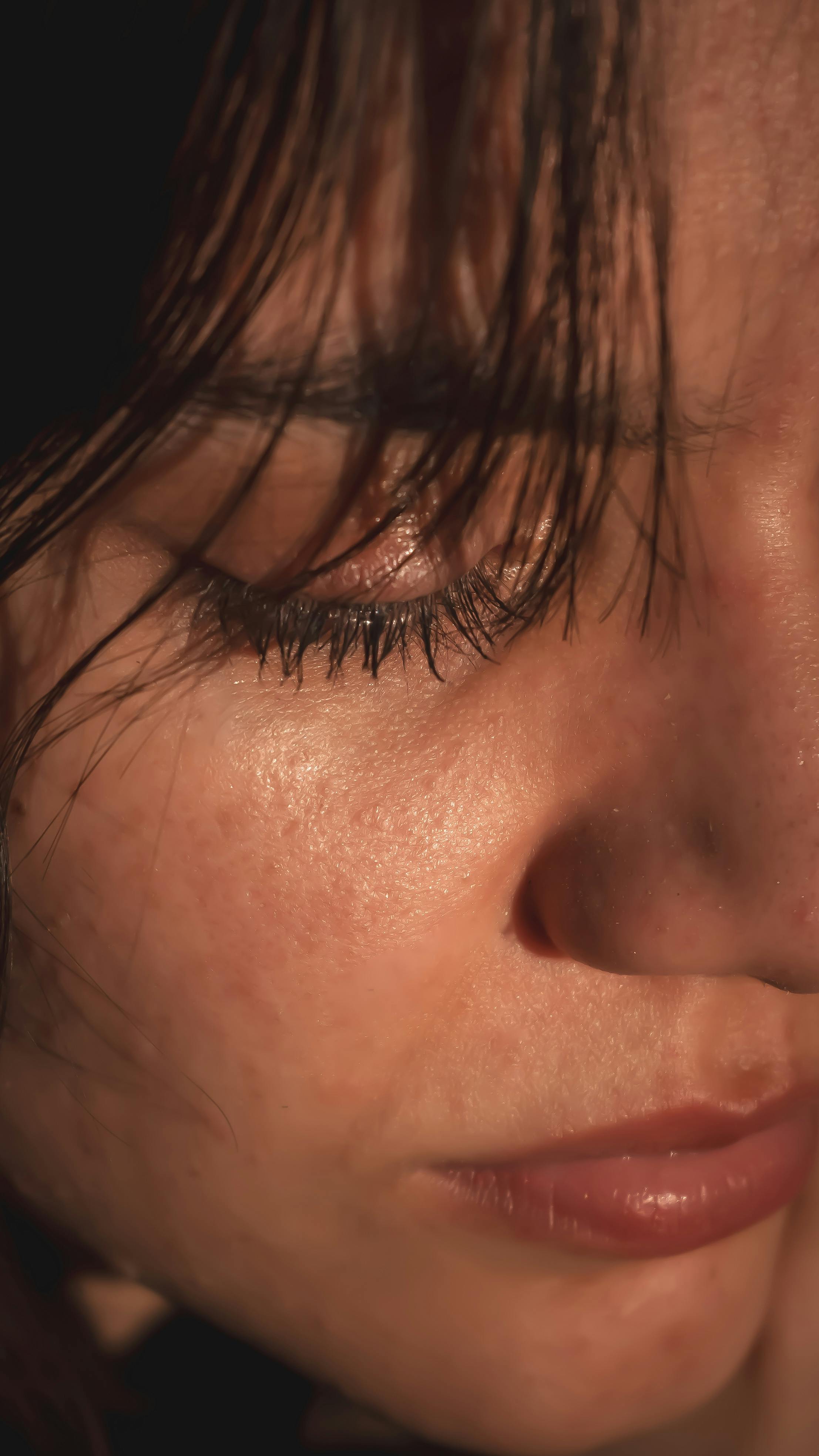 Eine traurige Frau, die nach unten blickt | Quelle: Pexels