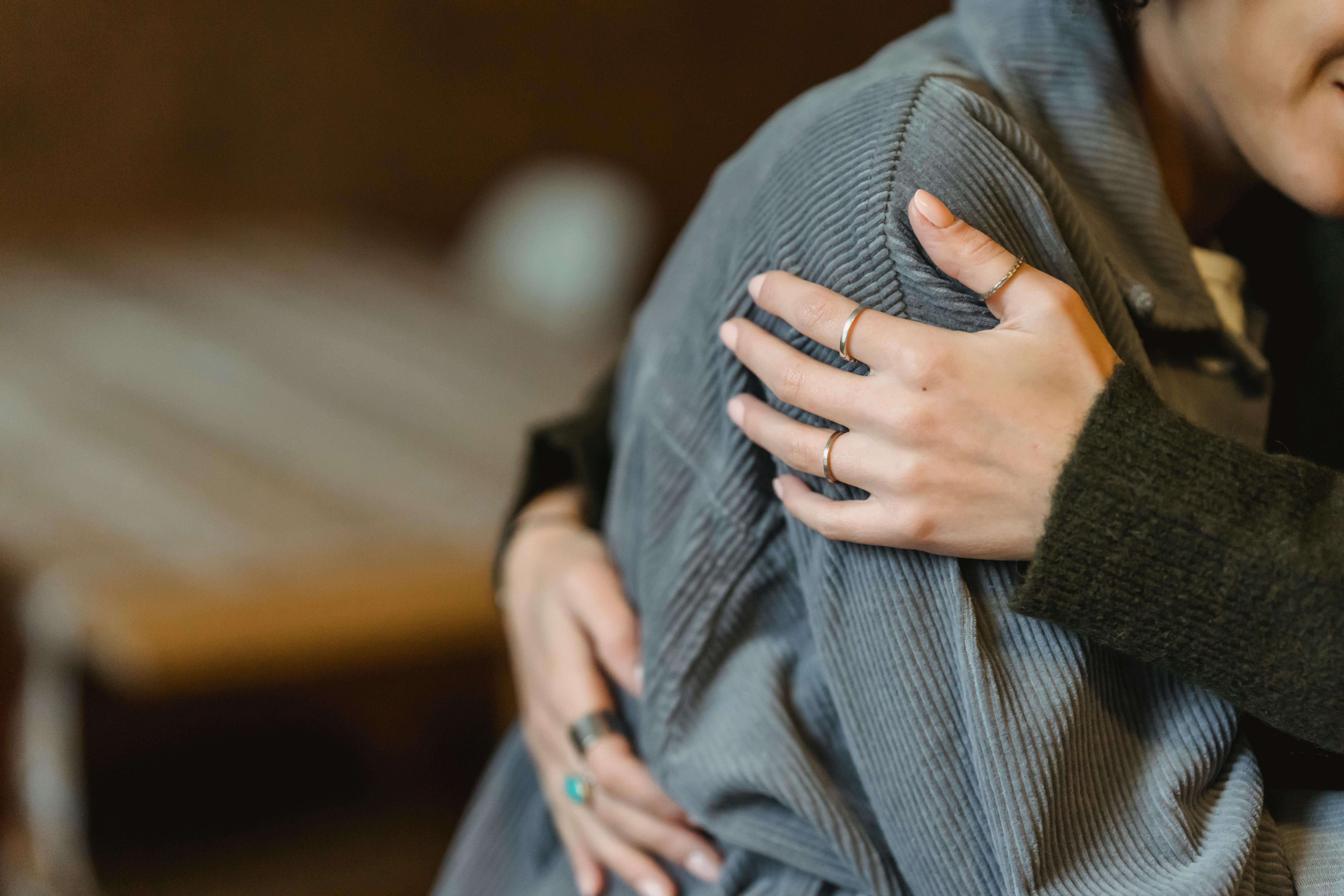 Zwei Menschen, die sich umarmen | Quelle: Pexels