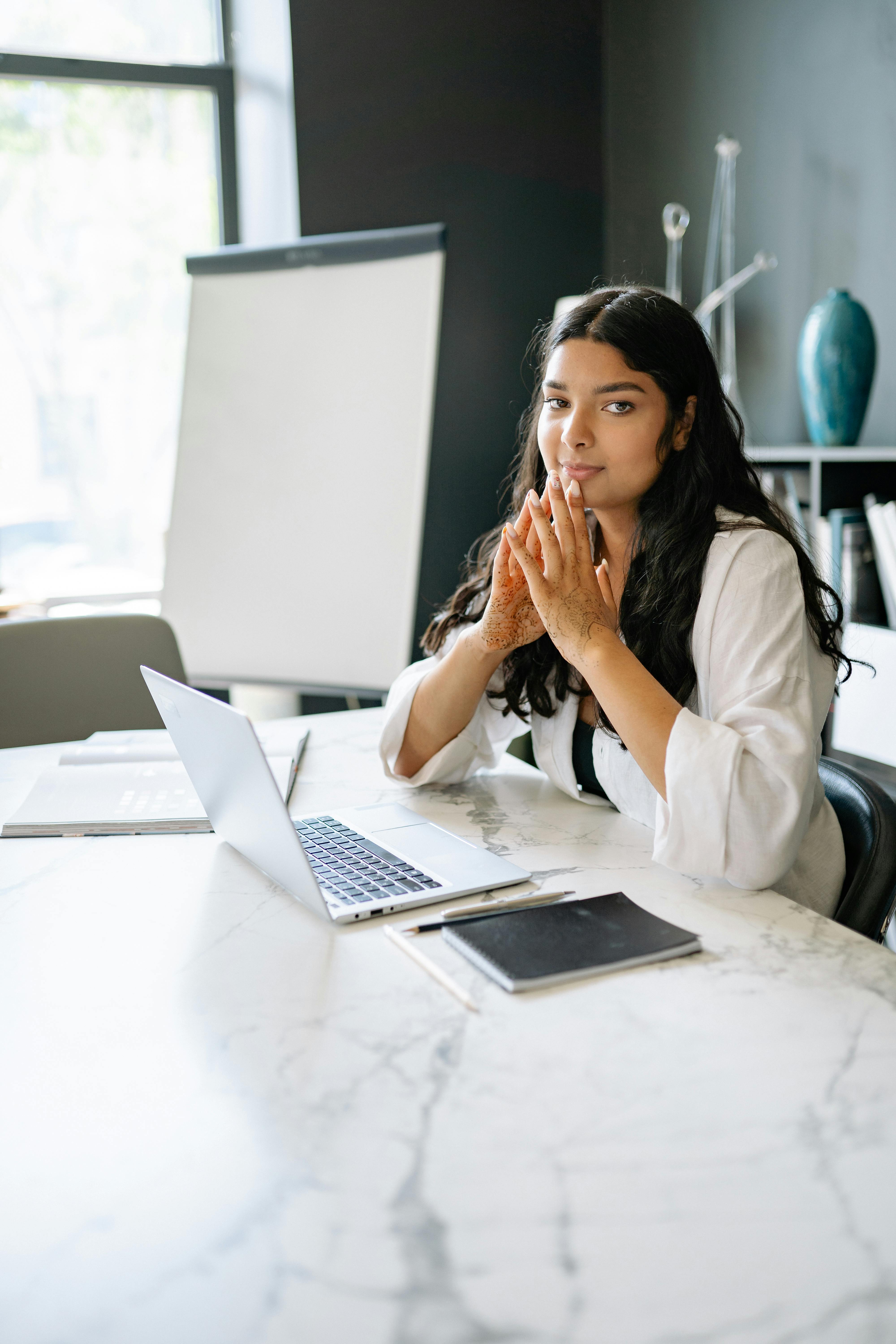 Frau in einem Büro | Quelle: Pexels