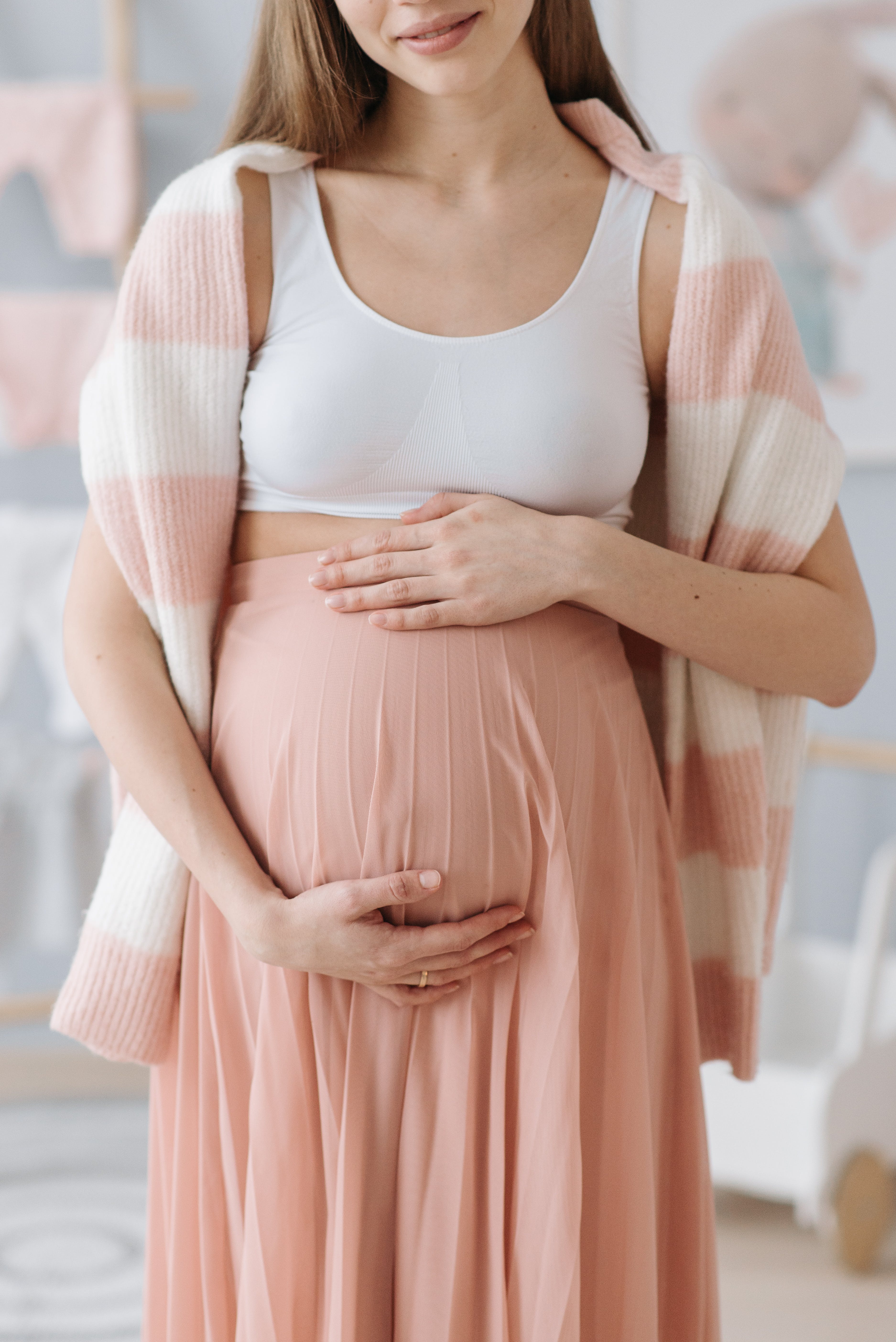 Eine Frau, die ihren Babybauch wiegt | Quelle: Pexels