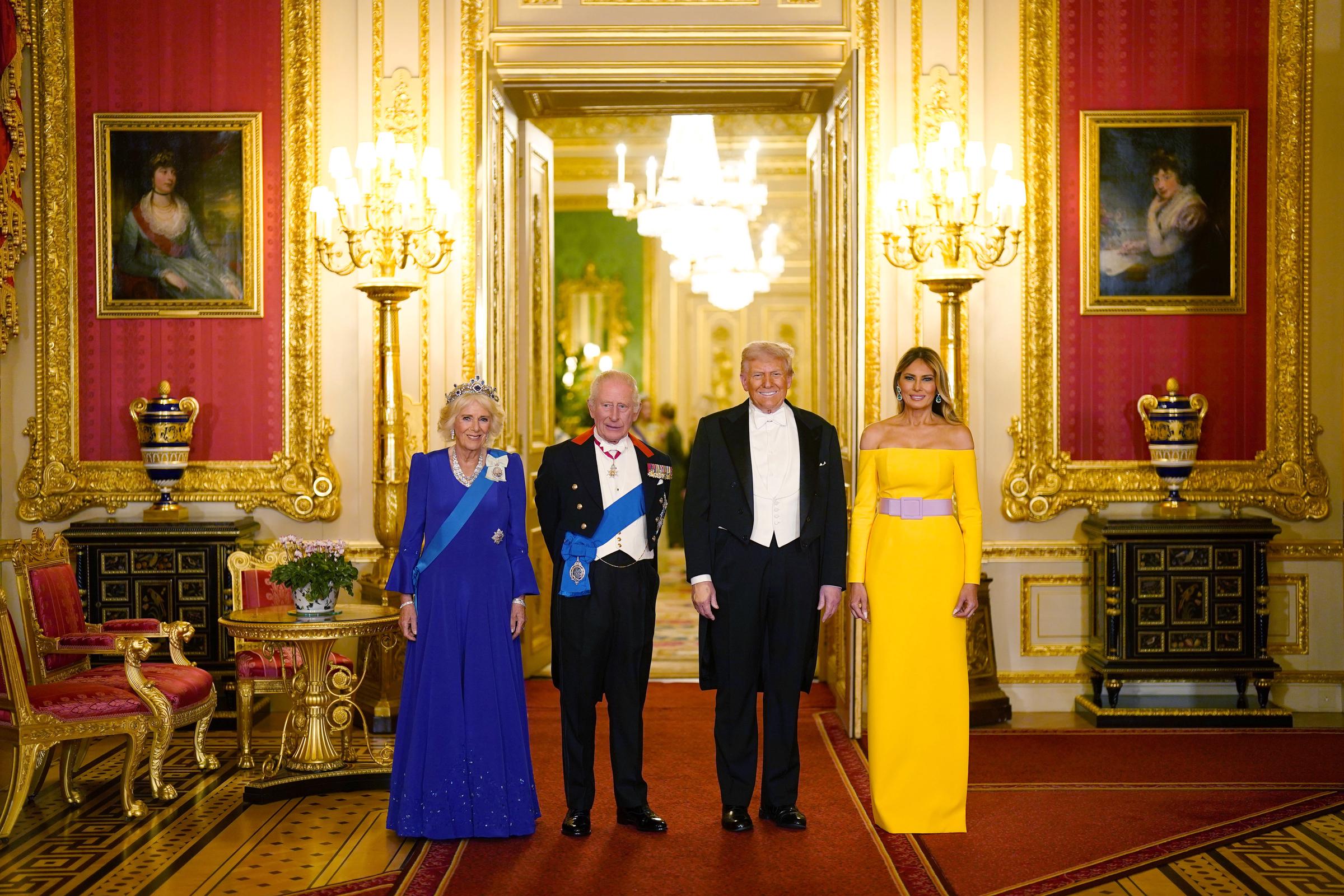 (von links nach rechts) Königin Camilla, König Charles III., US-Präsident Donald Trump und First Lady Melania Trump kommen zum Staatsbankett, das von König Charles III. und Mitgliedern der königlichen Familie auf Schloss Windsor während des Staatsbesuchs des Präsidenten der Vereinigten Staaten von Amerika am 17. September 2025 in Windsor, England, ausgerichtet wird. | Quelle: Getty Images