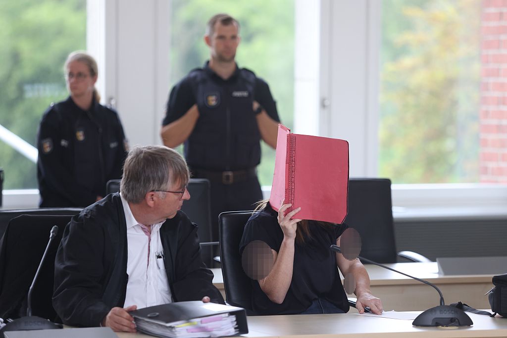 9. Juli 2026, Mecklenburg-Vorpommern, Rostock: Der Angeklagte (rechts) und Rechtsanwalt Andreas Ohm (links) sitzen im Gerichtssaal des Landgerichts Rostock vor der Wiederaufnahme des Mordprozesses im Fall Fabian. | Quelle: Getty Images