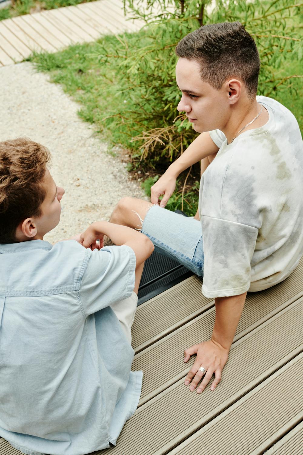 Teenager-Jungen sitzen auf einer Veranda | Quelle: Pexels