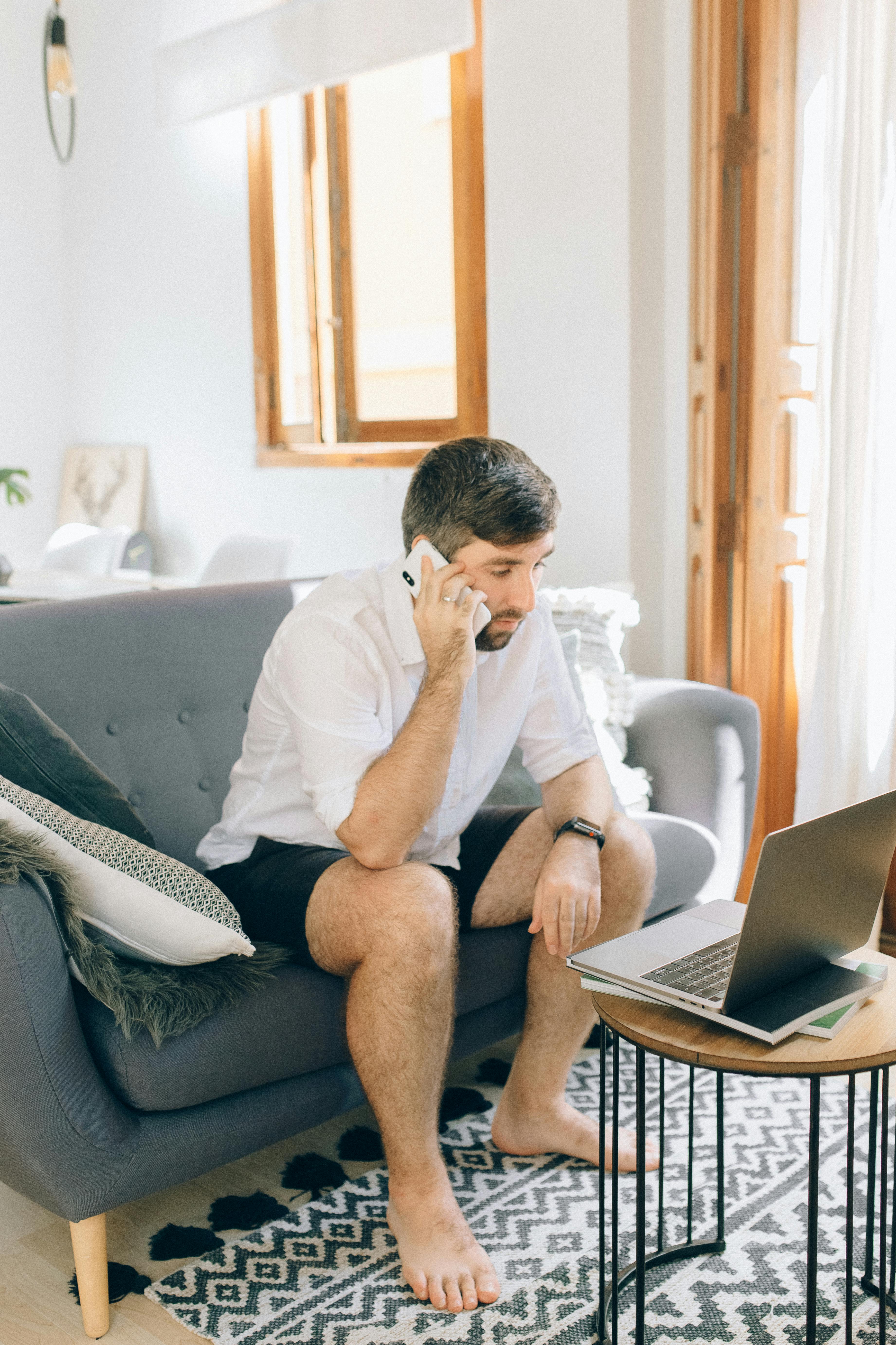 Ein Mann führt ein ernstes Gespräch am Telefon | Quelle: Pexels