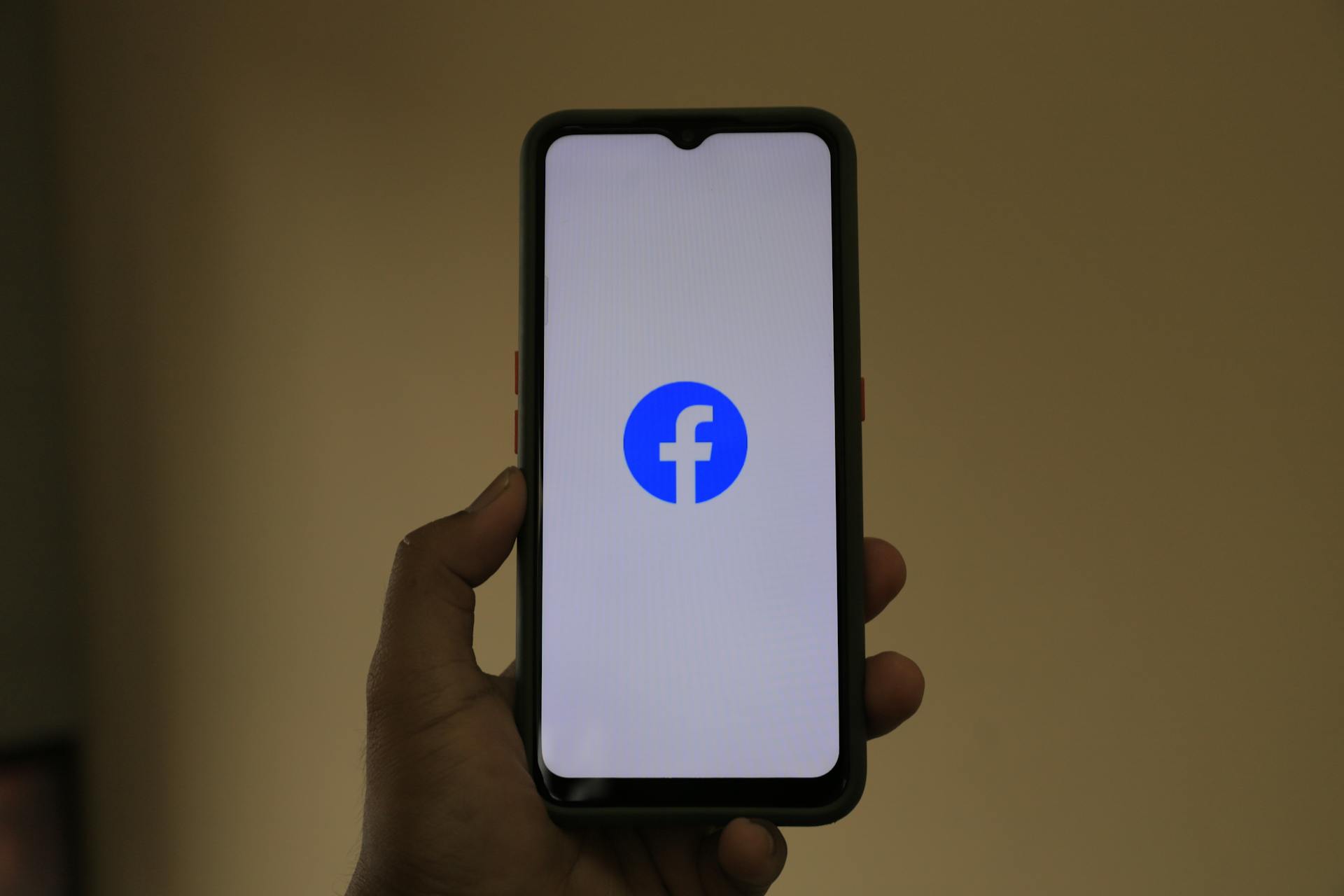 Facebook-Logo auf einem Telefon | Quelle: Pexels