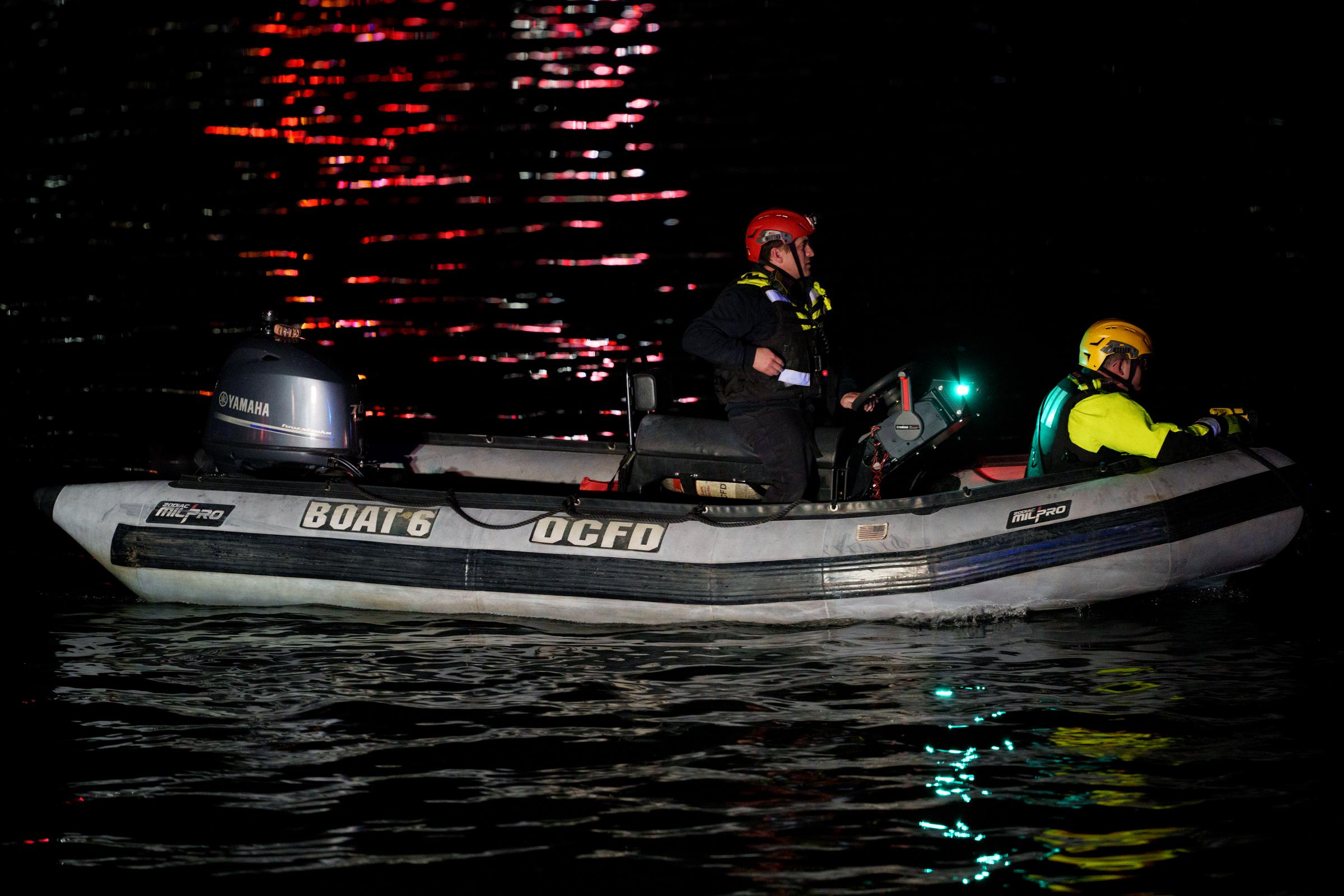 Ein Rettungsteam macht sich am 30. Januar 2025 in Arlington, Virginia, auf den Weg zum Flugzeugwrack im Potomac River. | Quelle: Getty Images