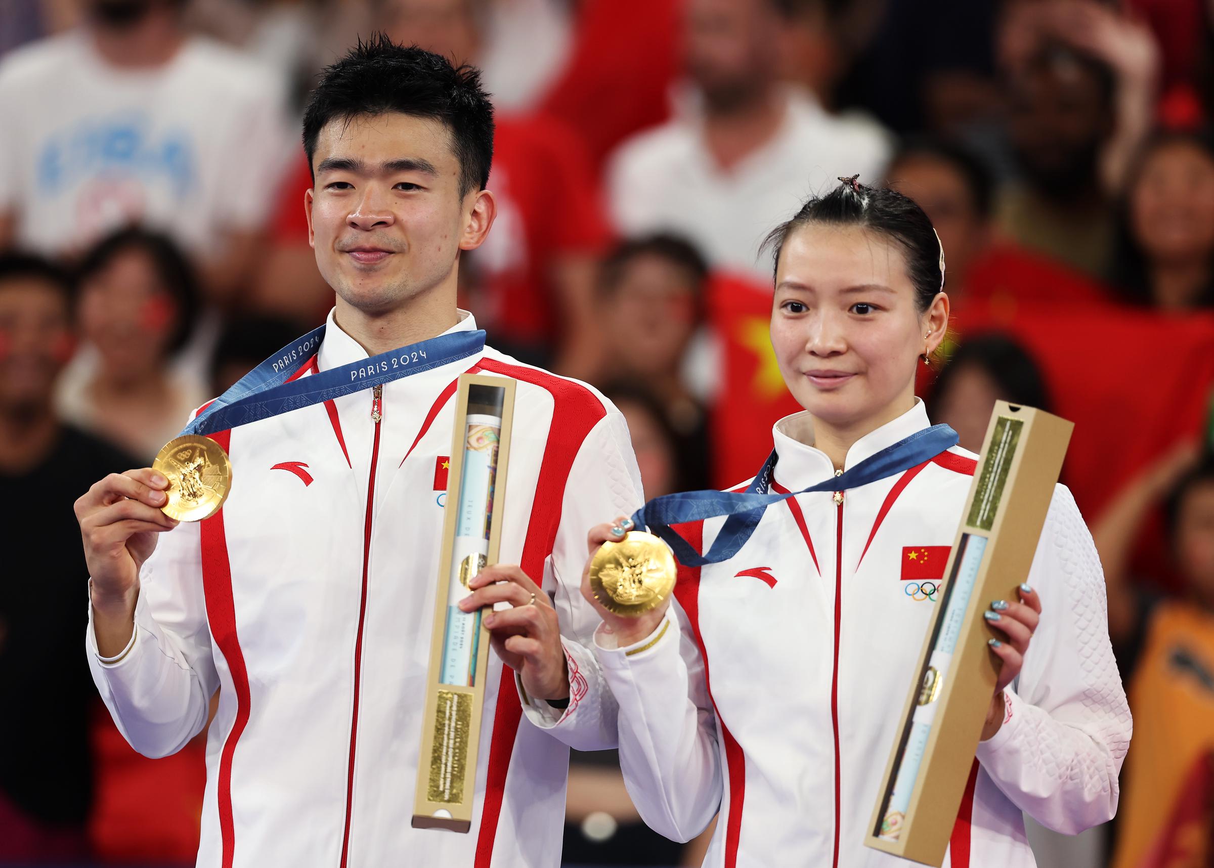 Zheng Siwei und Huang Ya Qiong posieren mit ihren Goldmedaillen während der Medaillenverleihung des Badminton Mixed Doubles in Paris, Frankreich am 2. August 2024 | Quelle: Getty Images