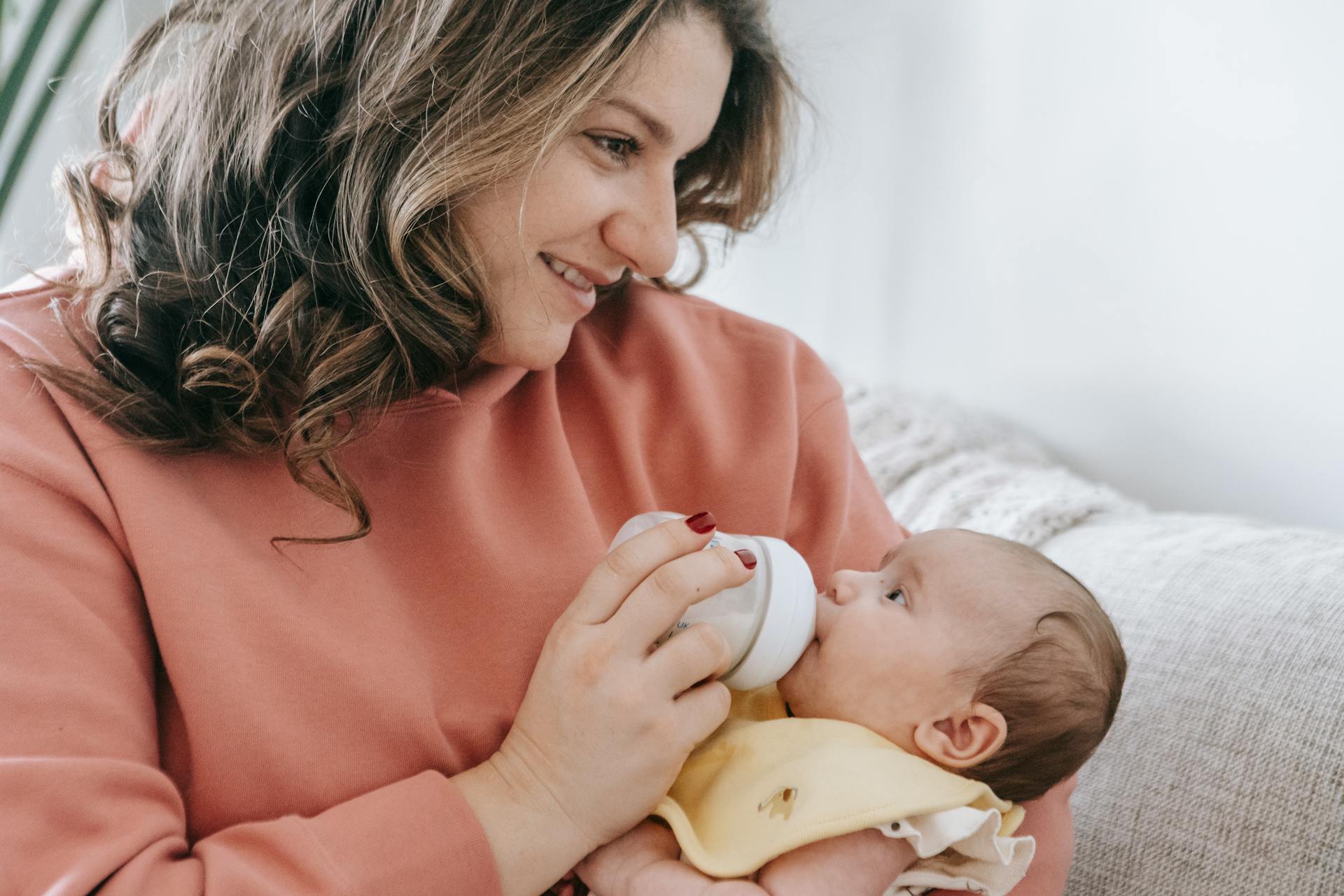 Eine glückliche Mutter, die ihr Baby stillt | Quelle: Pexels