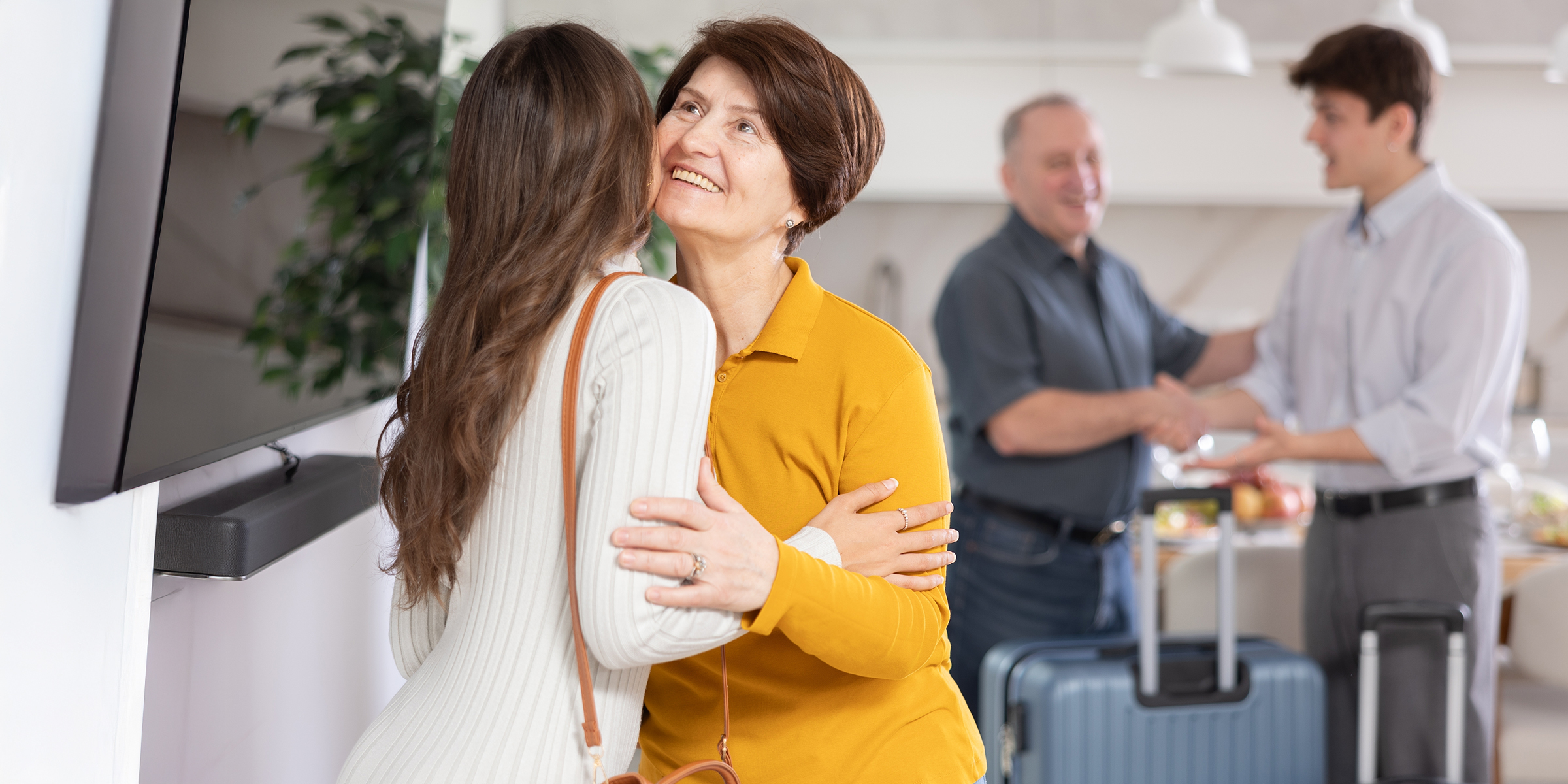 Ein junges Paar begrüßt ein älteres Paar | Quelle: Shutterstock