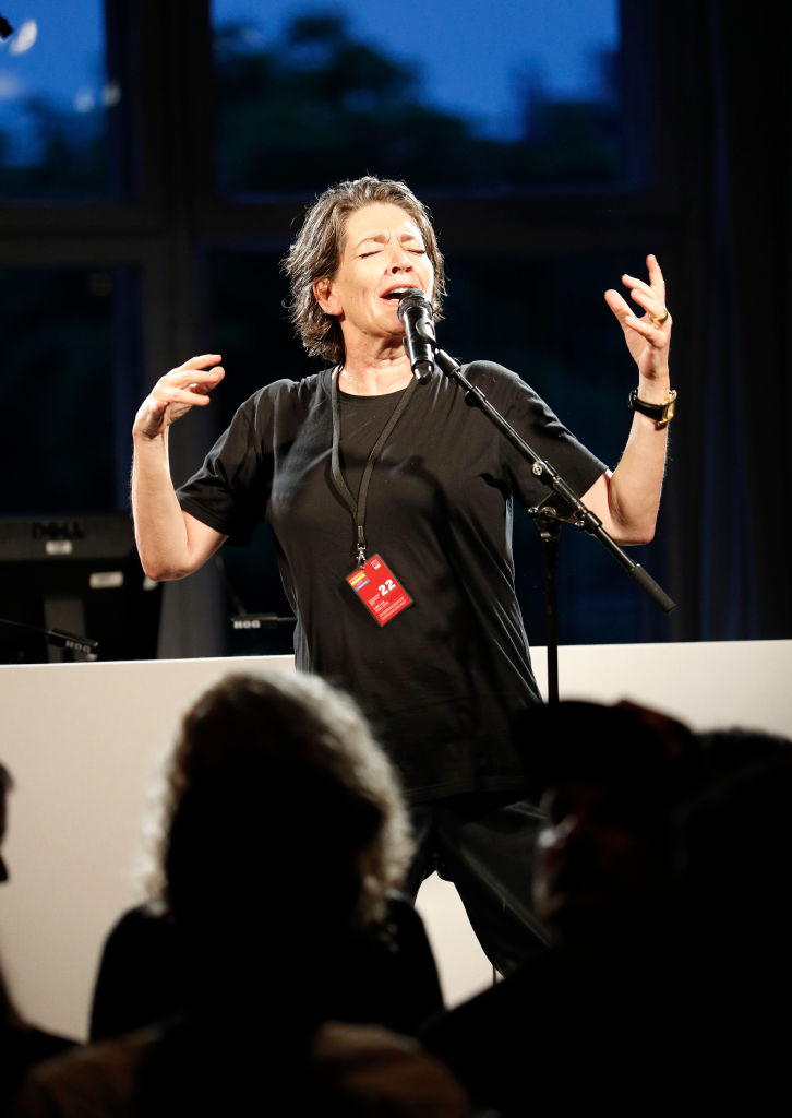 Die Sängerin Bettina Koester tritt am 7. Juli 2017 in Berlin im Kaufhaus Jandorf auf dem Laufsteg der Michael-Sontag-Show im Rahmen der Mercedes-Benz Fashion Week Berlin Frühjahr/Sommer 2018 auf | Quelle: Getty Images