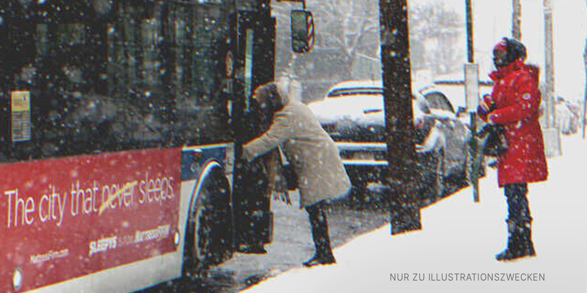 Zwei Personen stehen im Schnee neben einem Bus | Quelle: Shutterstock