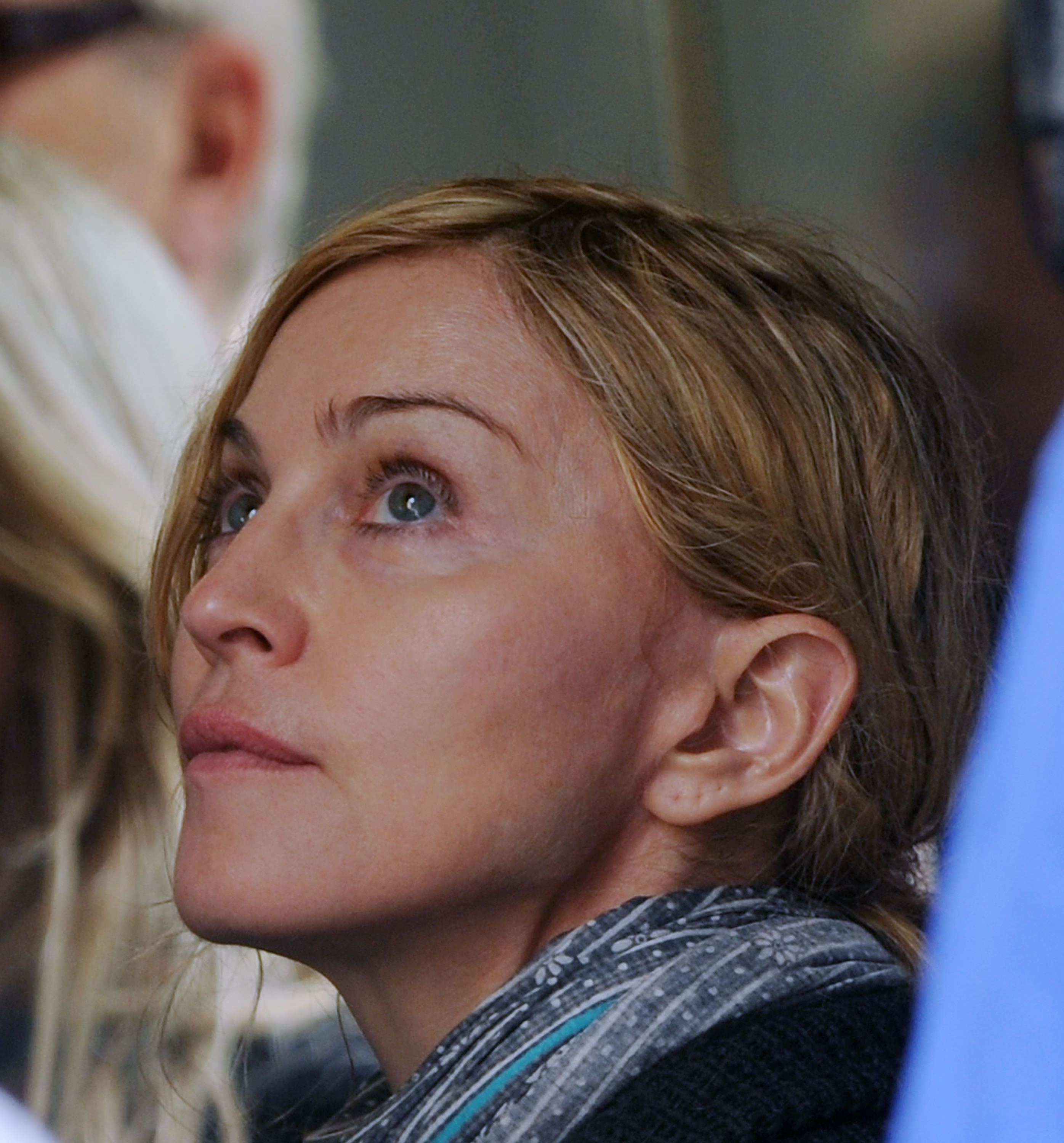 Madonna wird am 13. September 2010 in New York City fotografiert, während sie vor Ort in Manhattan Regie bei „W.E.“ führt. Die spontane Nahaufnahme zeigt sie bei der Arbeit hinter der Kamera, wie sie nach oben blickt, statt für ein Publikum aufzutreten. | Quelle: Getty Images