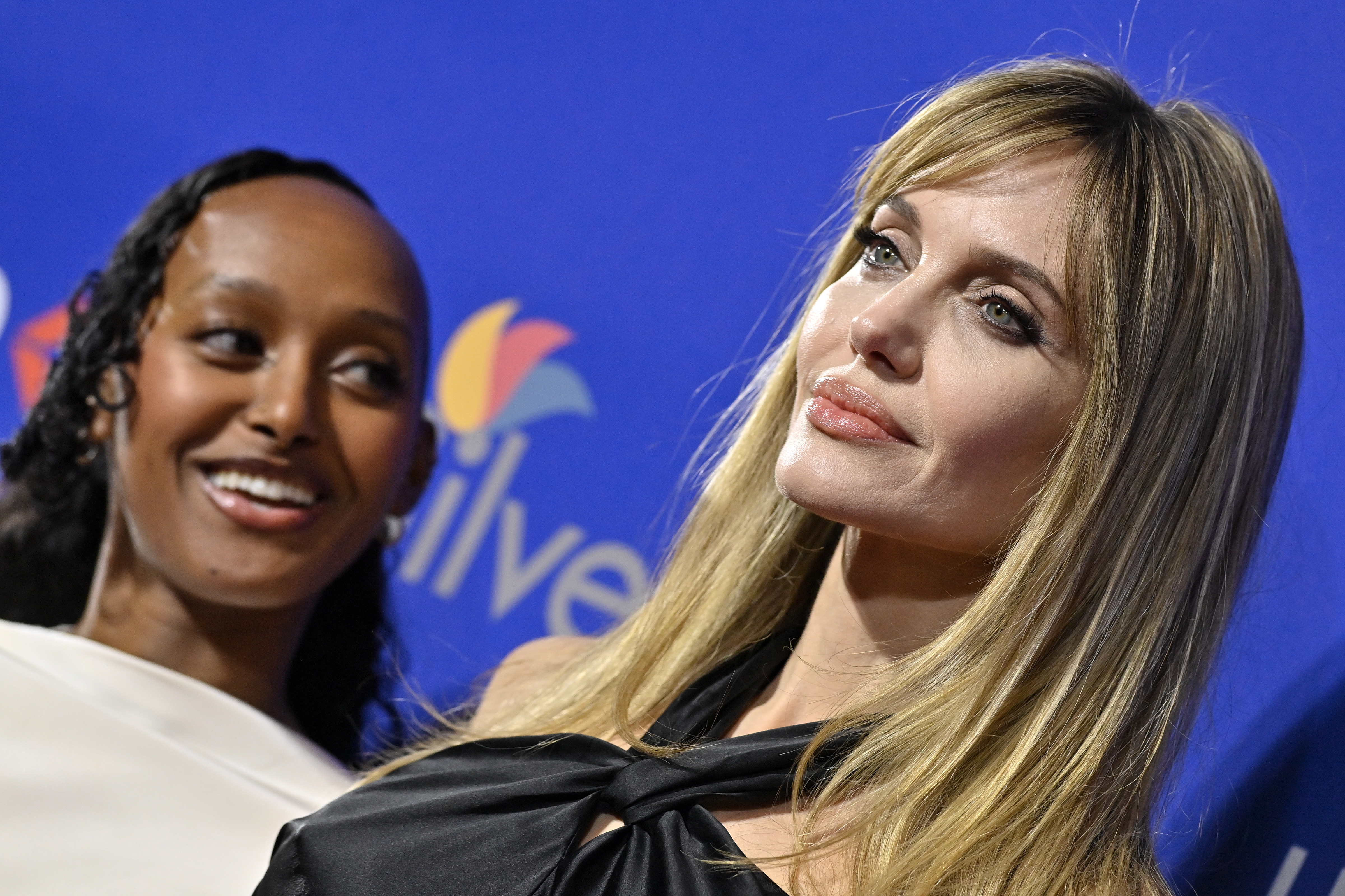 Zahara Marley Jolie und Angelina Jolie bei den 36th Annual Palm Springs International Film Festival Film Awards am 03. Januar 2025 in Palm Springs, Kalifornien. | Quelle: Getty Images