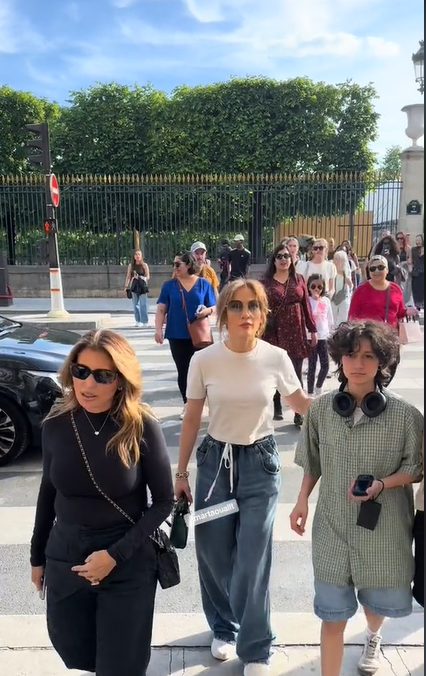 Jennifer Lopez und Emme Muñiz gehen auf der Straße, wie in einem Video vom 20. Mai 2024 zu sehen ist. | Quelle: TikTok/taoualitamar